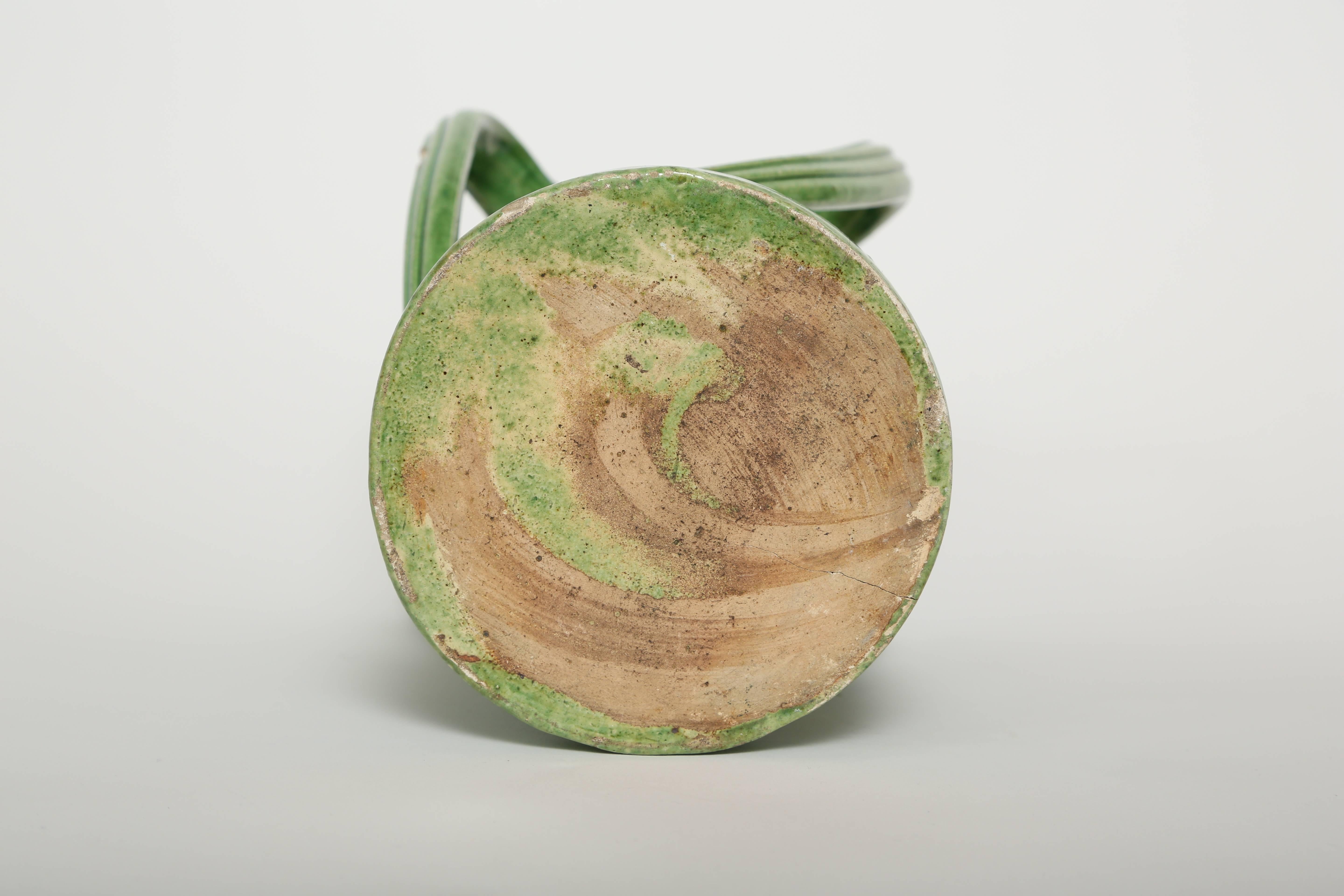 Vernissé Vase à quatre anses en céramique émaillée verte française