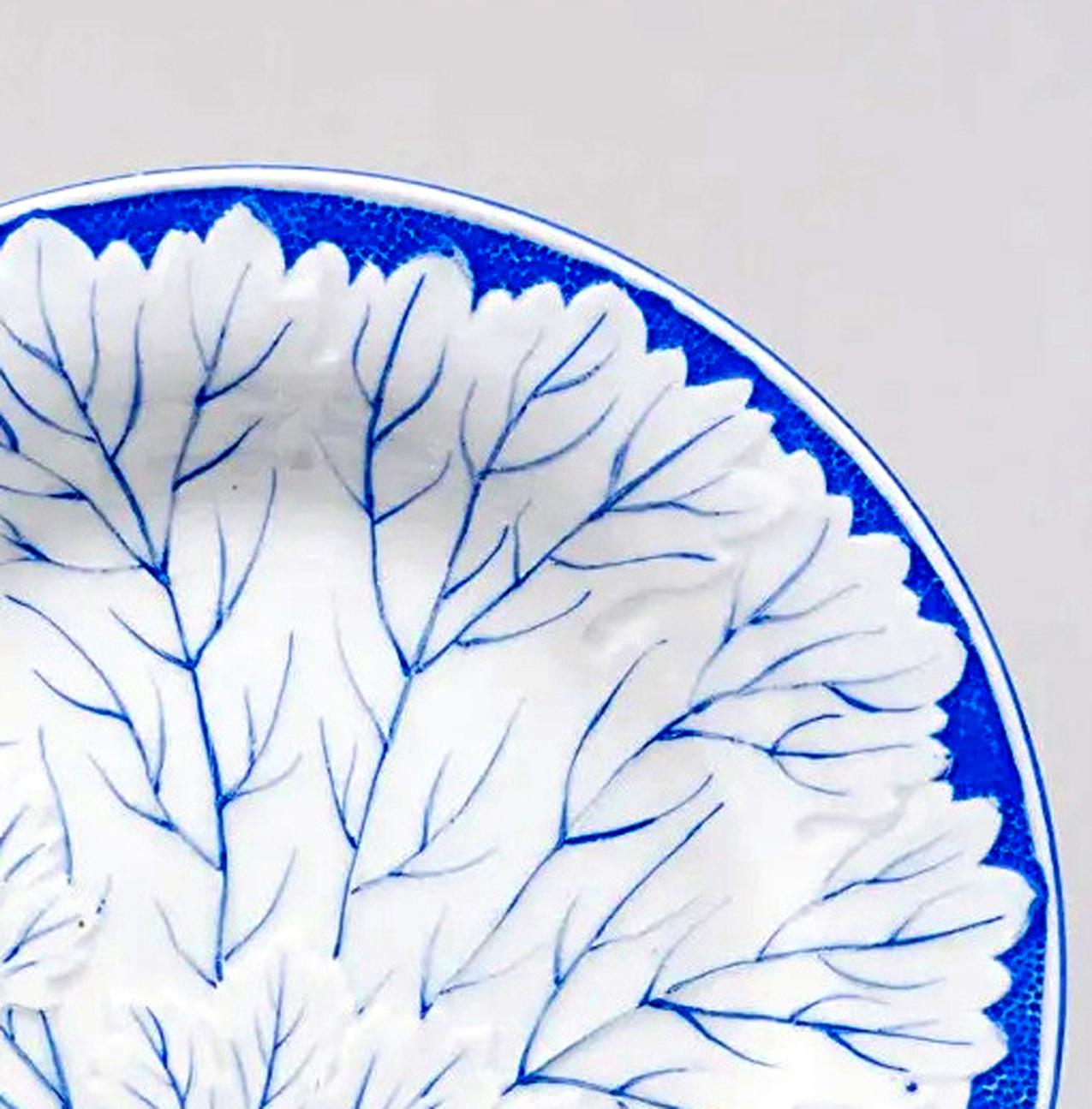 Piatti a forma di foglia in ceramica francese, set di dodici piatti In condizioni buone in vendita a Downingtown, PA