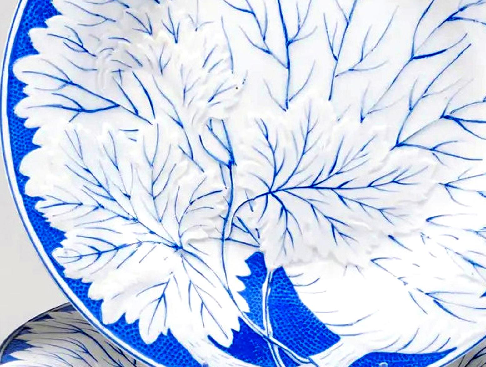 XIX secolo Piatti a forma di foglia in ceramica francese, set di dodici piatti in vendita