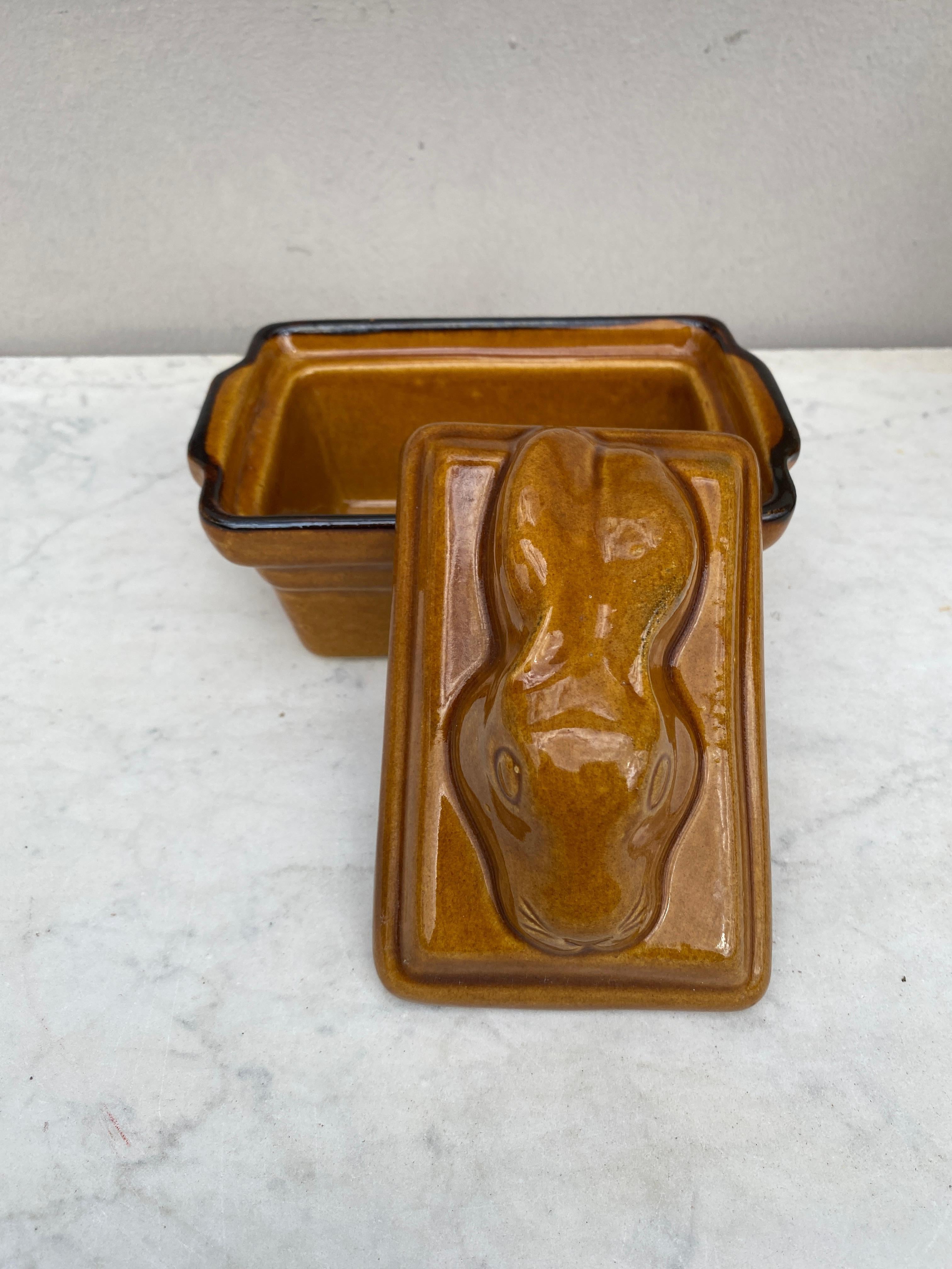 Französische Majolika-Keramik-Kaninchen-Pastetenterrine um 1950 (Rustikal) im Angebot