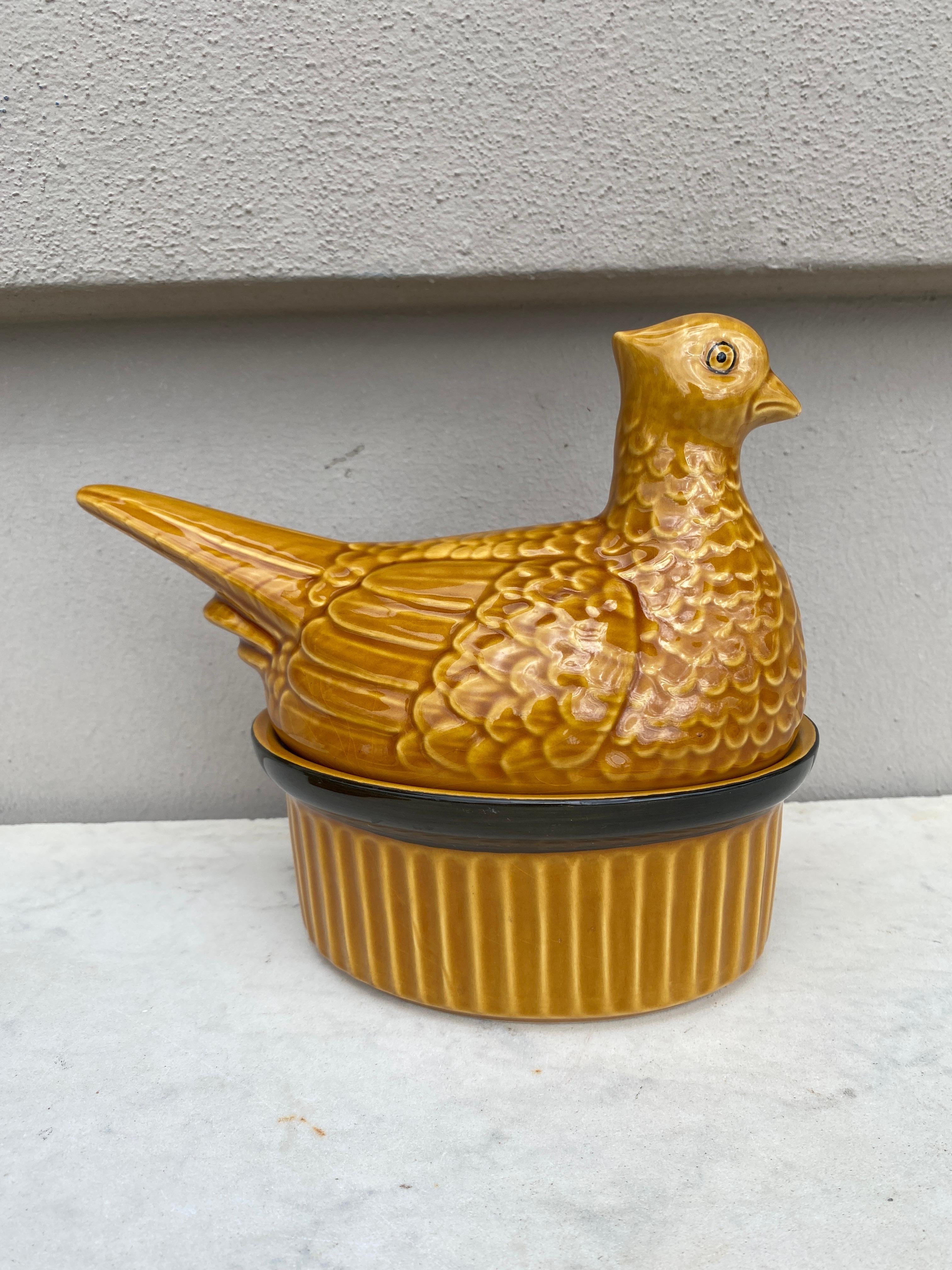 Französische Majolika-Keramik-Kaninchen-Pastetenterrine um 1950 im Angebot 1