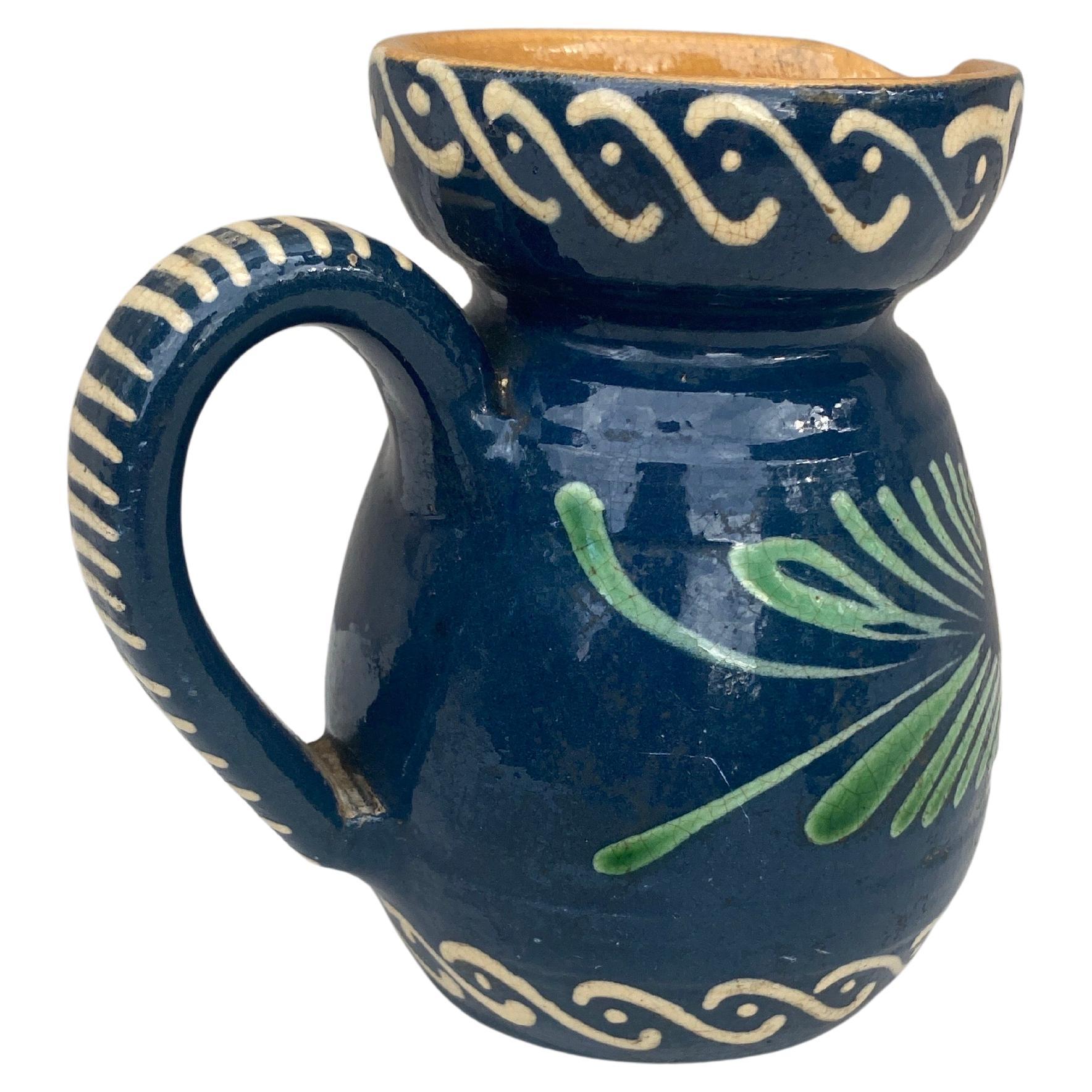 Pichet à fleurs blanches en poterie française de Savoie Circa 1890.
H / 5,3 pouces.