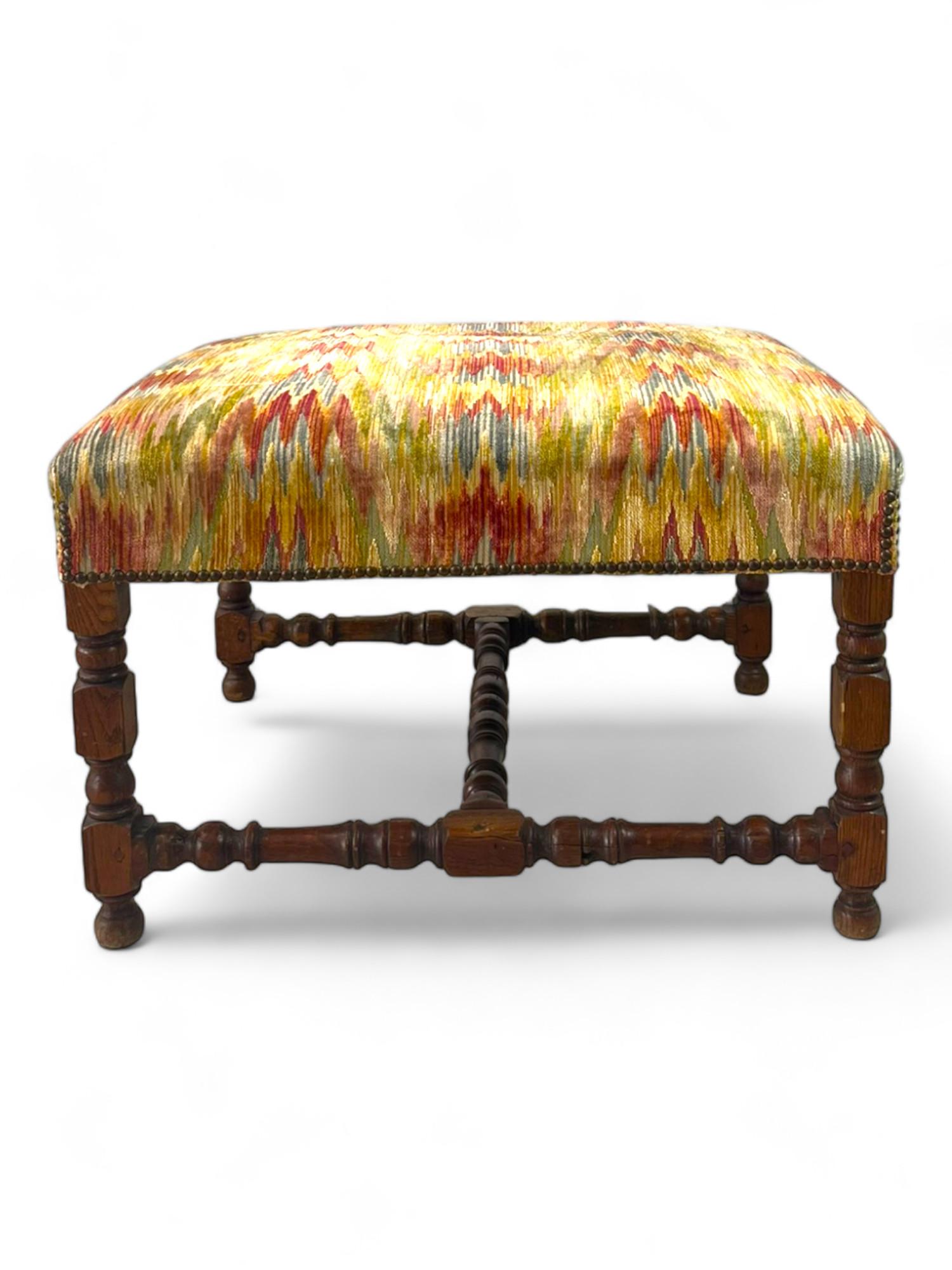 Puf / reposapiés / otomana / taburete lateral. Sus dimensiones también permiten utilizarla como mesa auxiliar.

El puf está forrado con tela estampada de punto Bargello Flameado: Es un tipo de bordado de punto de aguja que consiste en puntadas