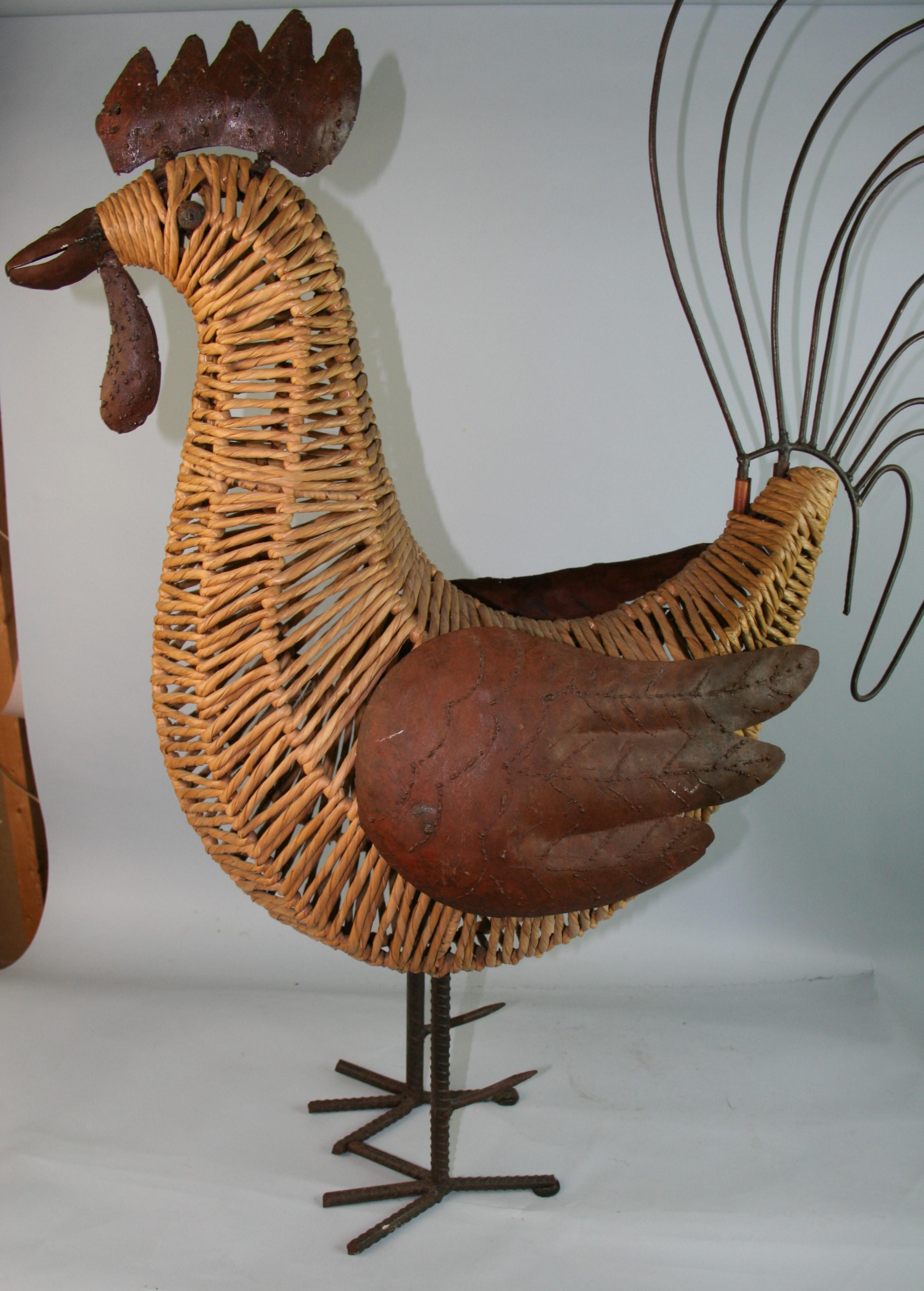 Außergewöhnliche Hahn-Volkskunst-Skulptur, Volkskunst-Gefäß in Form eines Hahns (Korbweide) im Angebot