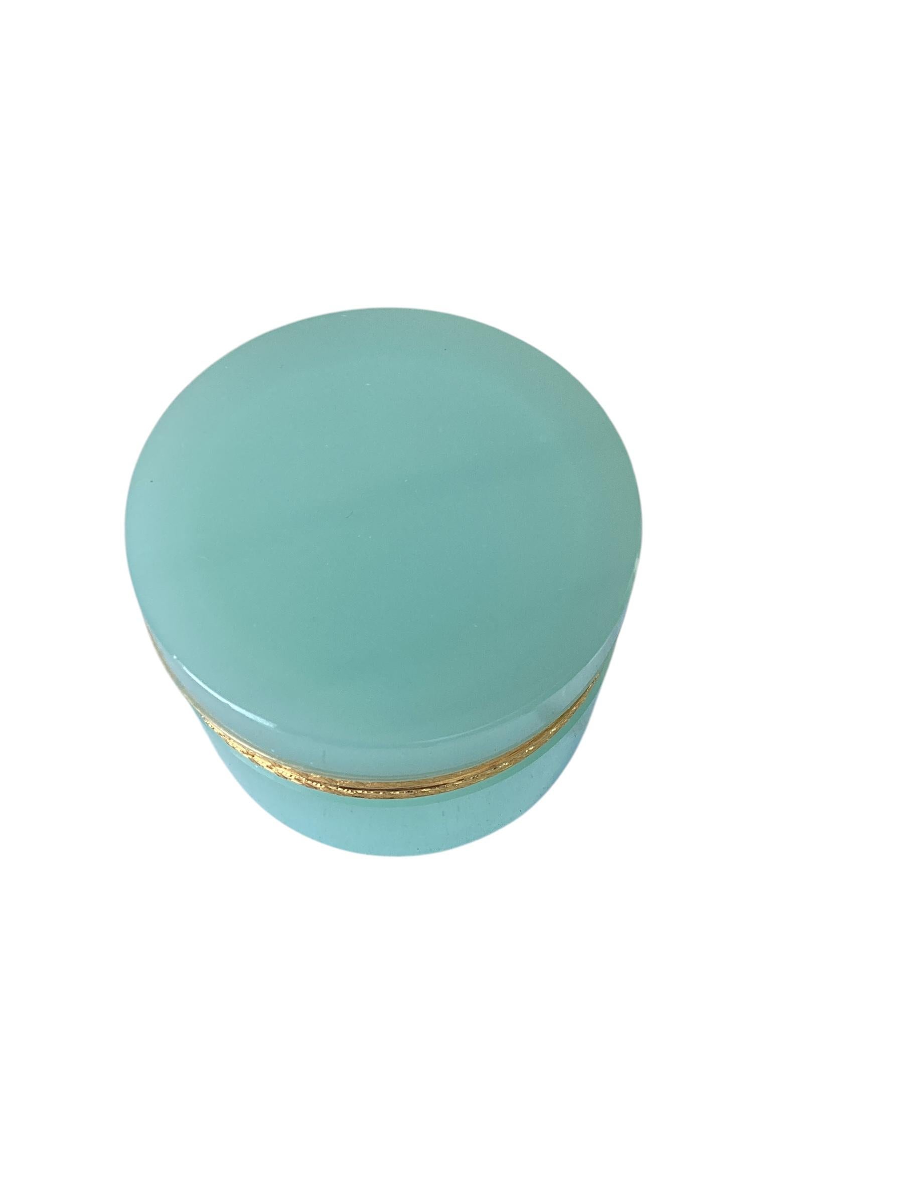Caja de opalina French Powder Blue. Caja redonda en un precioso color azul polvo con monturas de bronce dorado. En muy buen estado.
