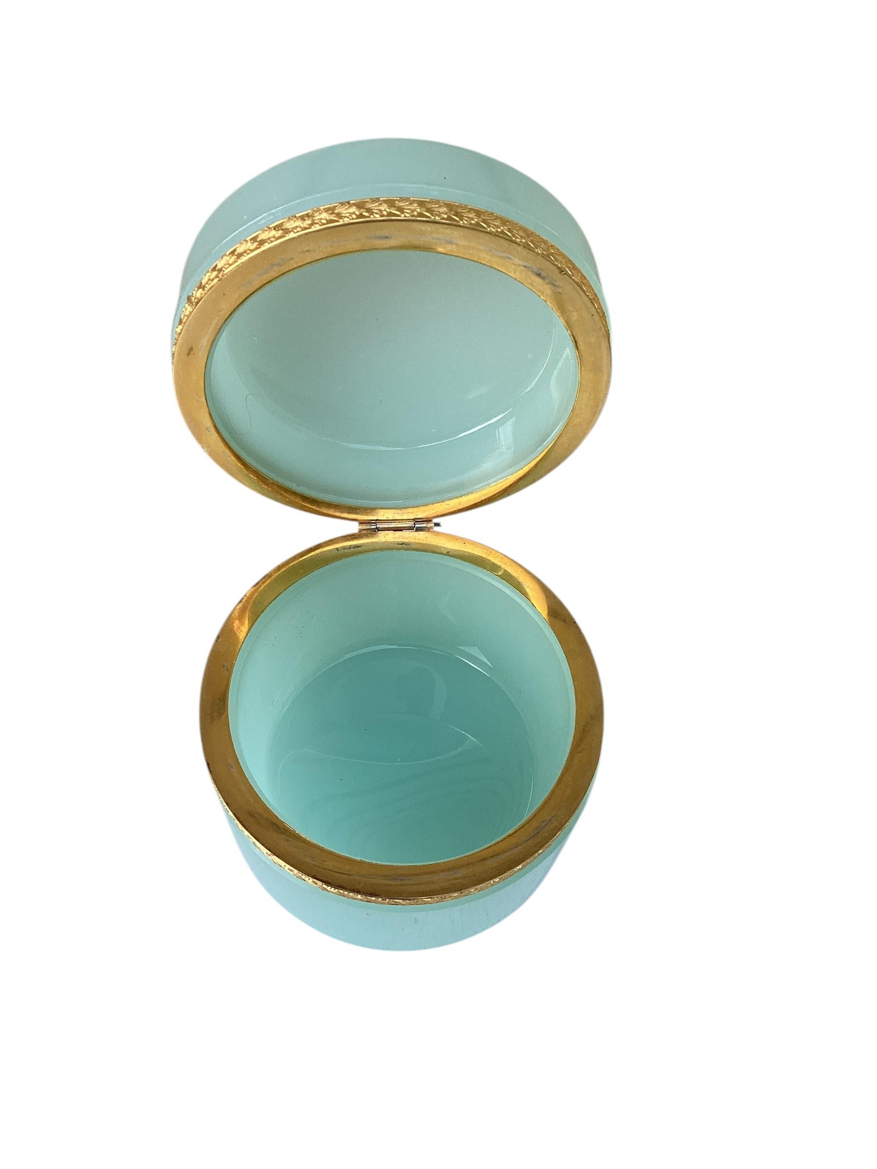 French Opaline Caja Azul Polvo en Bueno estado para la venta en Chapel Hill, NC