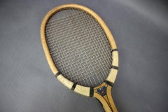Raquette de tennis Prieur Paris avec presse en bois d'origine, Circa 1930-1950s