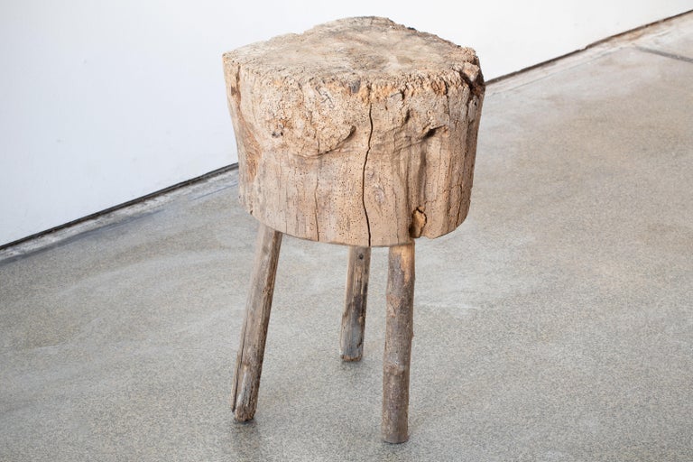 Beautiful weathered oak butcher's block. Great to use as a side table, France, circa 1850.
Weathered, small losses. The legs are made from strong branches. The damage you can see on the photo's does not have influence on the stability of the table.