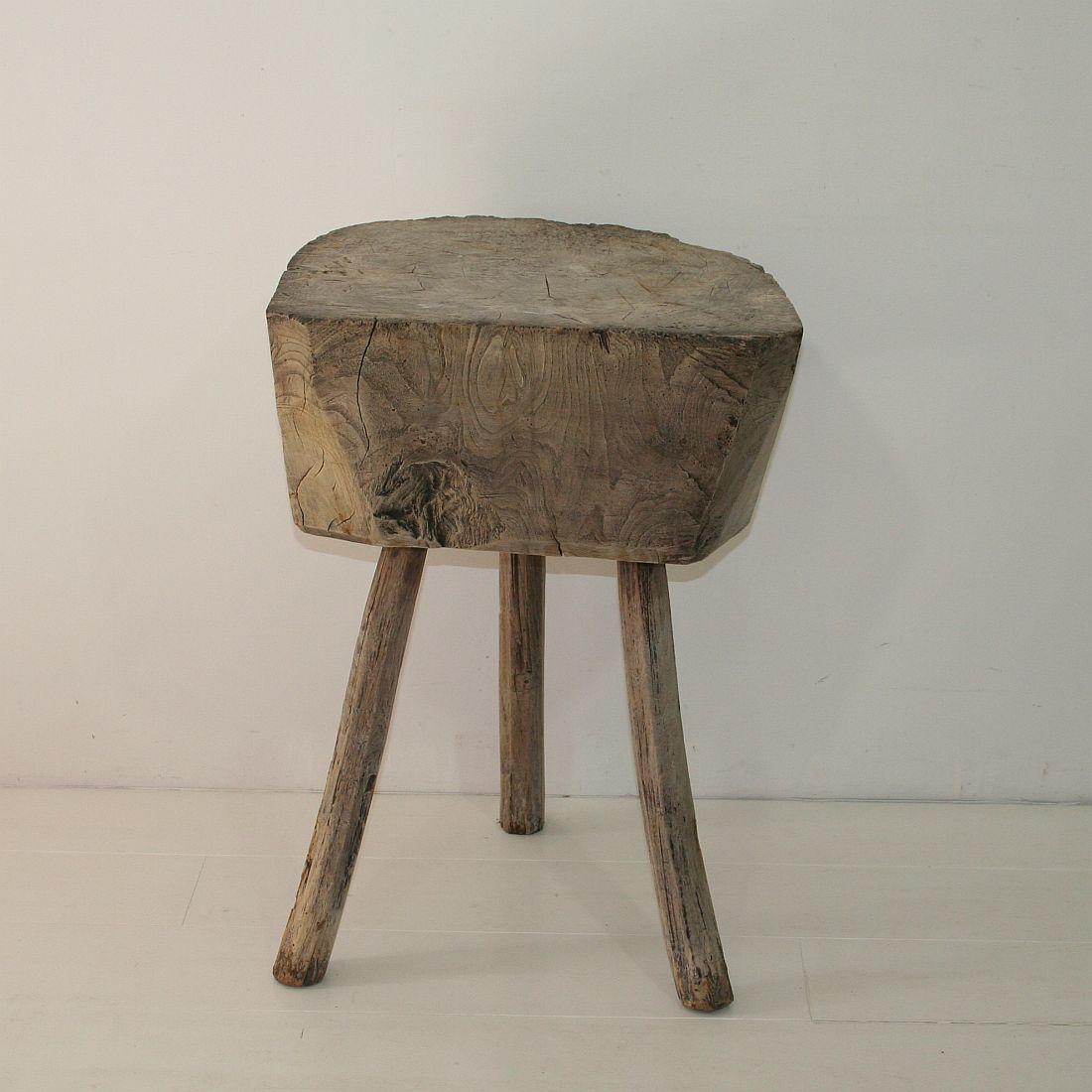 French Primitive 19th Century Weathered Oak Butcher's Block In Fair Condition In Buisson, FR