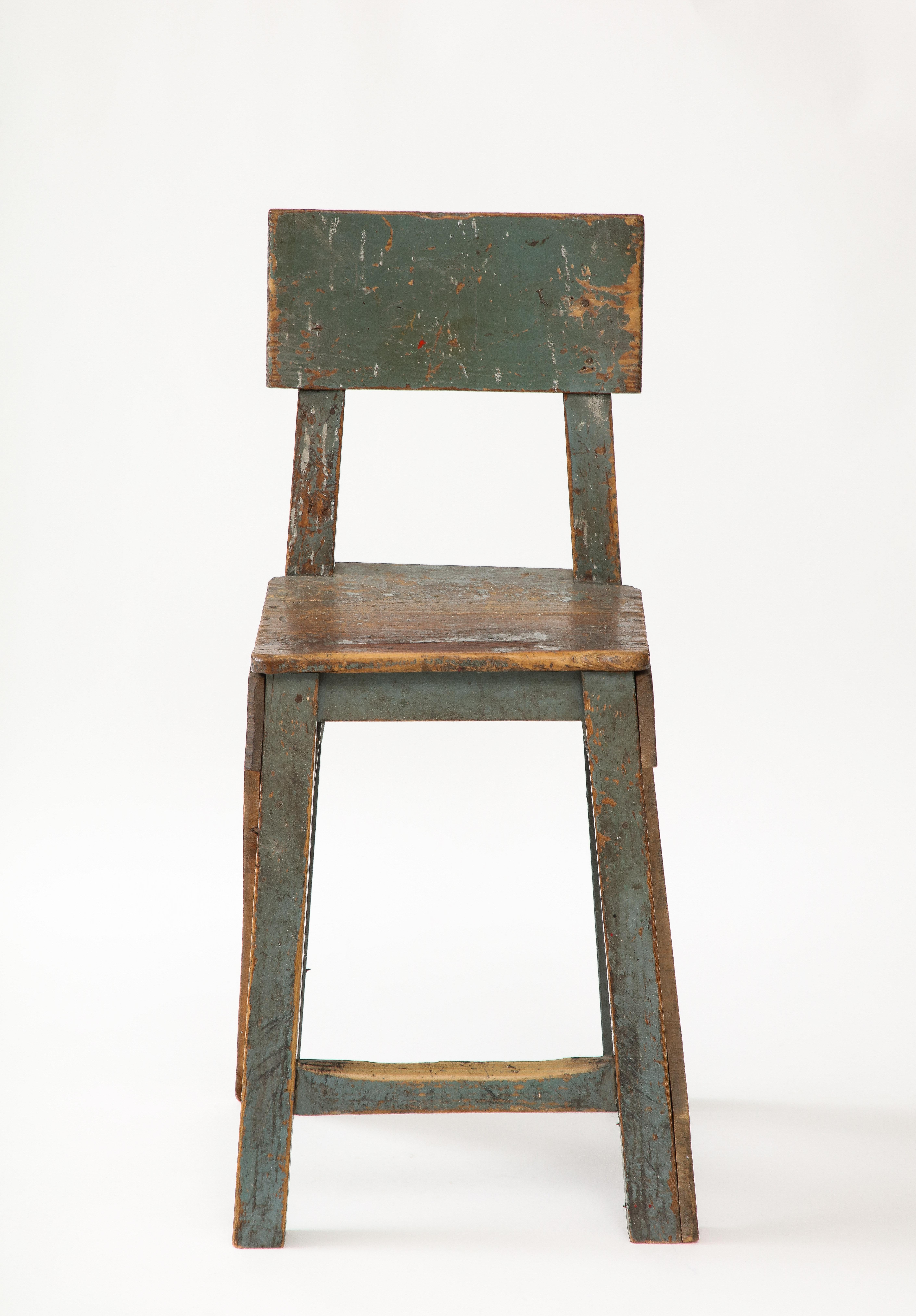Chaise d'artiste primitive française, c. 1950
Bois, émail, bleu/vert/gris  Lettres rouges