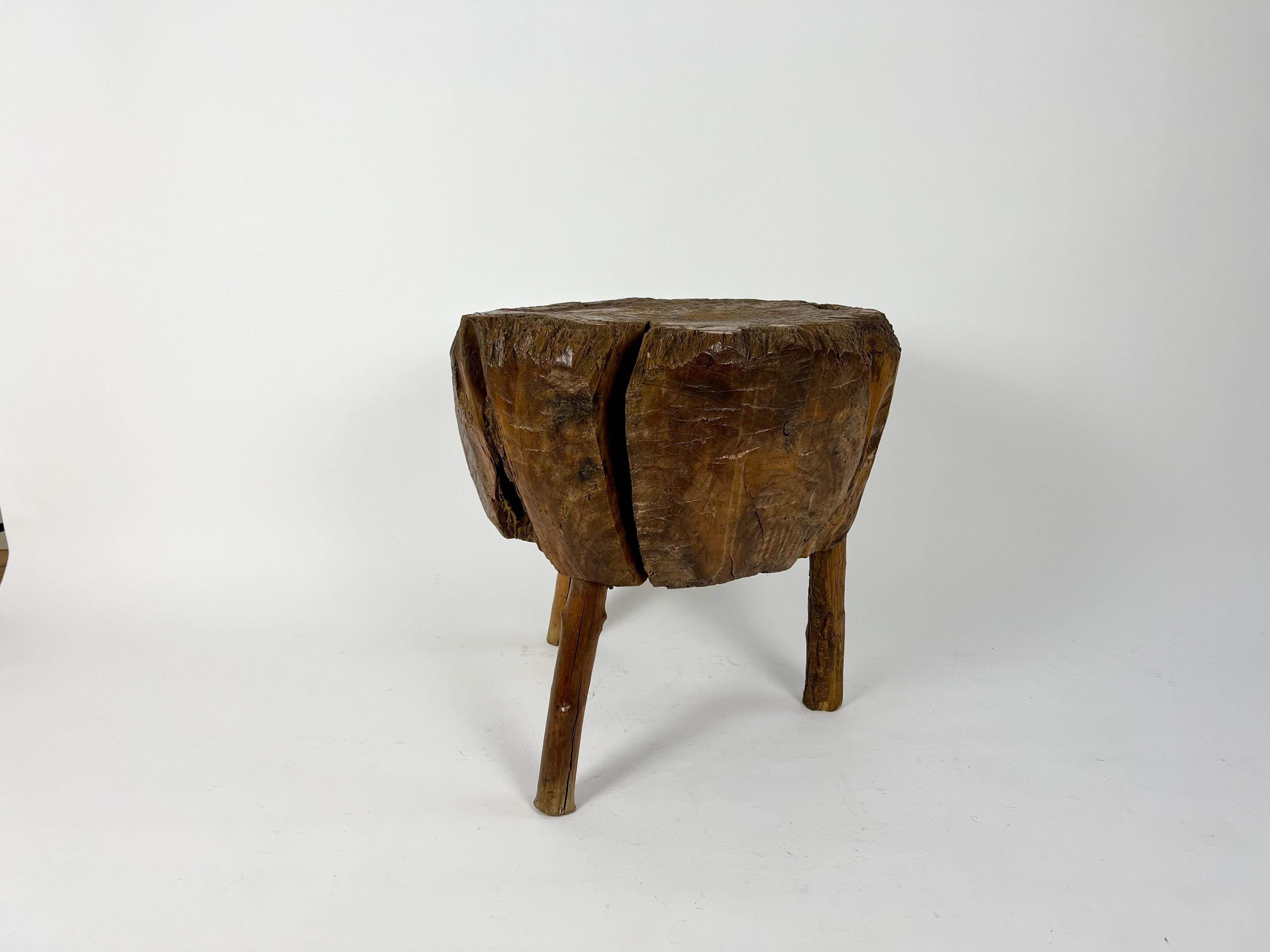 French primitive brutalist chopping block side table, early 20th century For Sale 1