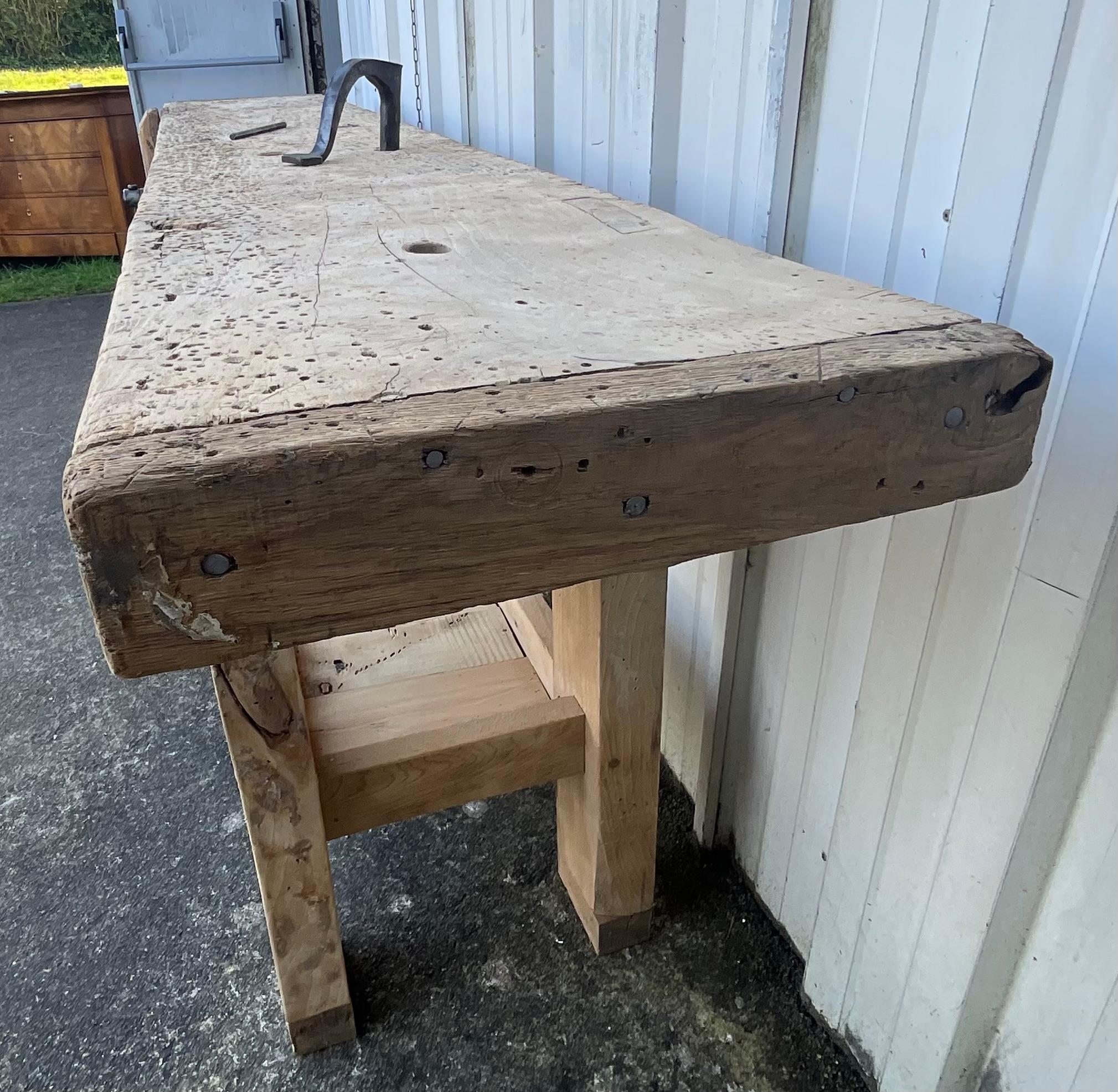 Arts and Crafts Établi de menuisier primitif français en hêtre massif, début du 20e siècle en vente