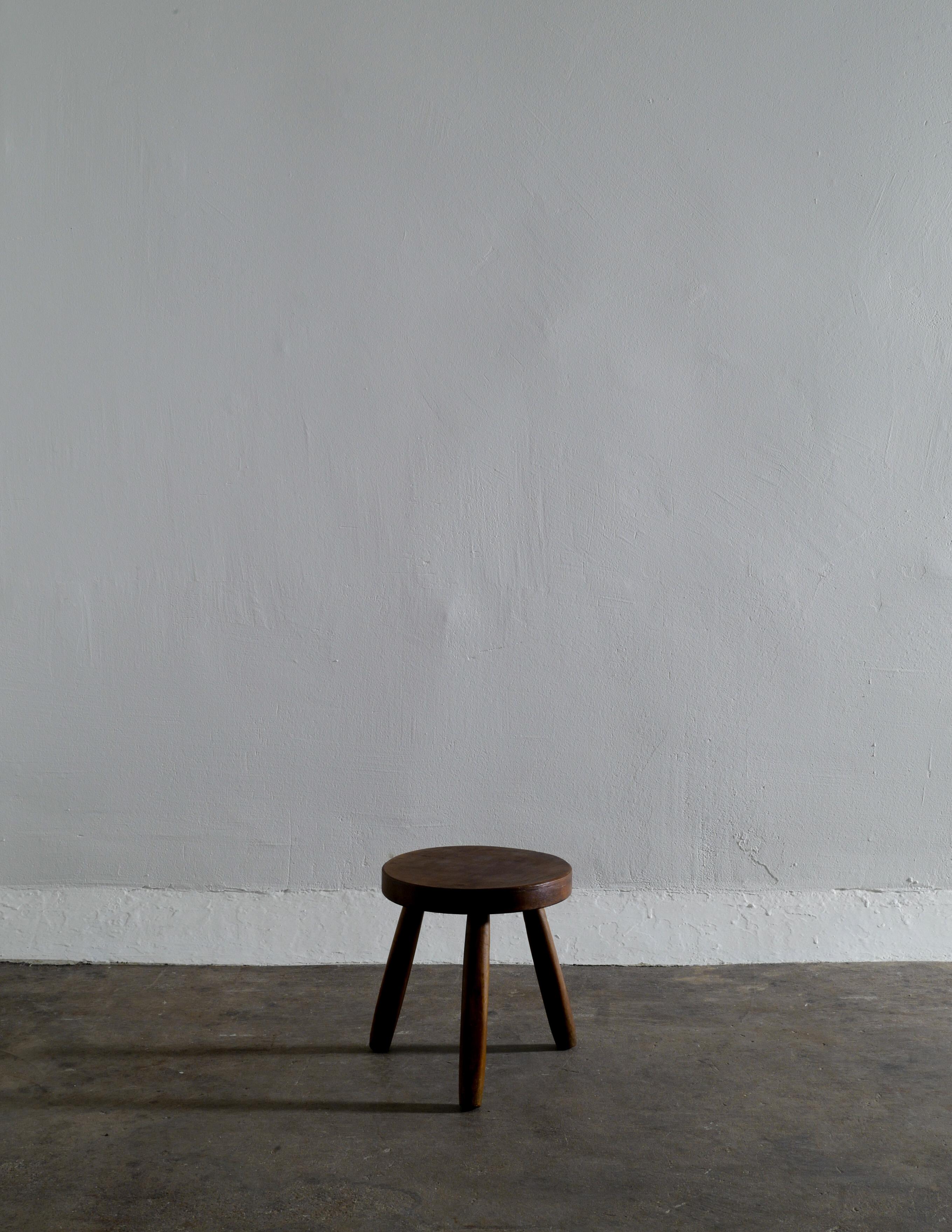 Rare and beautiful french milking tripod stool in solid elm produced by unknown designer in the 1960s. In good vintage condition and showing beautiful patina from age and use.