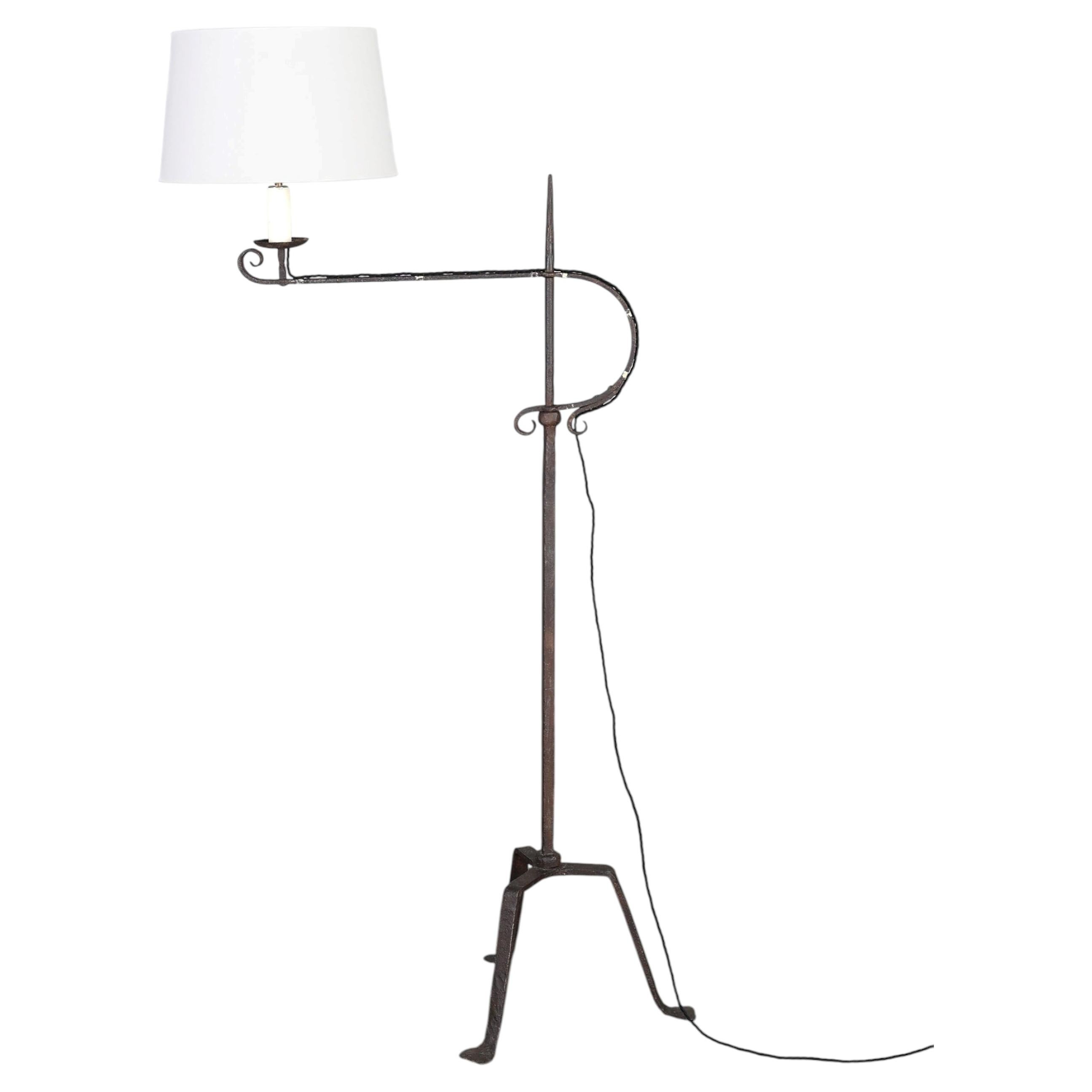 Französische Standard-Schwingarmlampe aus geschmiedetem Eisen im Primitivstil