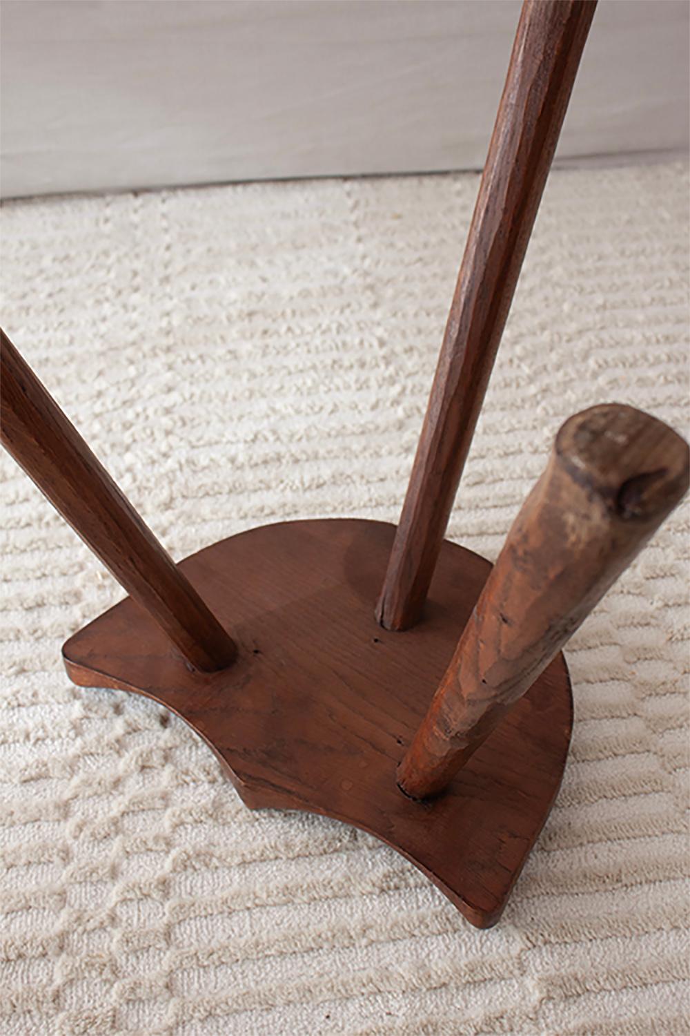Sgabello francese primitivo a tre gambe in legno fatto a mano in vendita 4