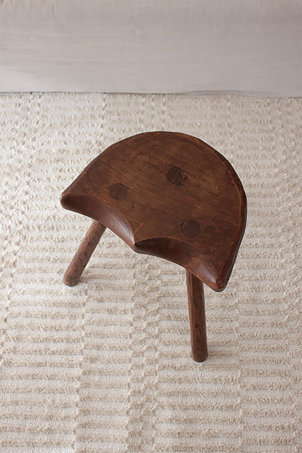 XX secolo Sgabello francese primitivo a tre gambe in legno fatto a mano in vendita