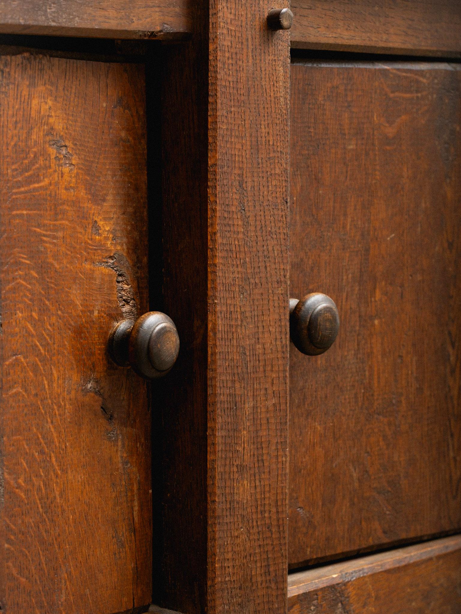 Armadio primitivo francese in legno massiccio di Oak con ripiani in vendita 3