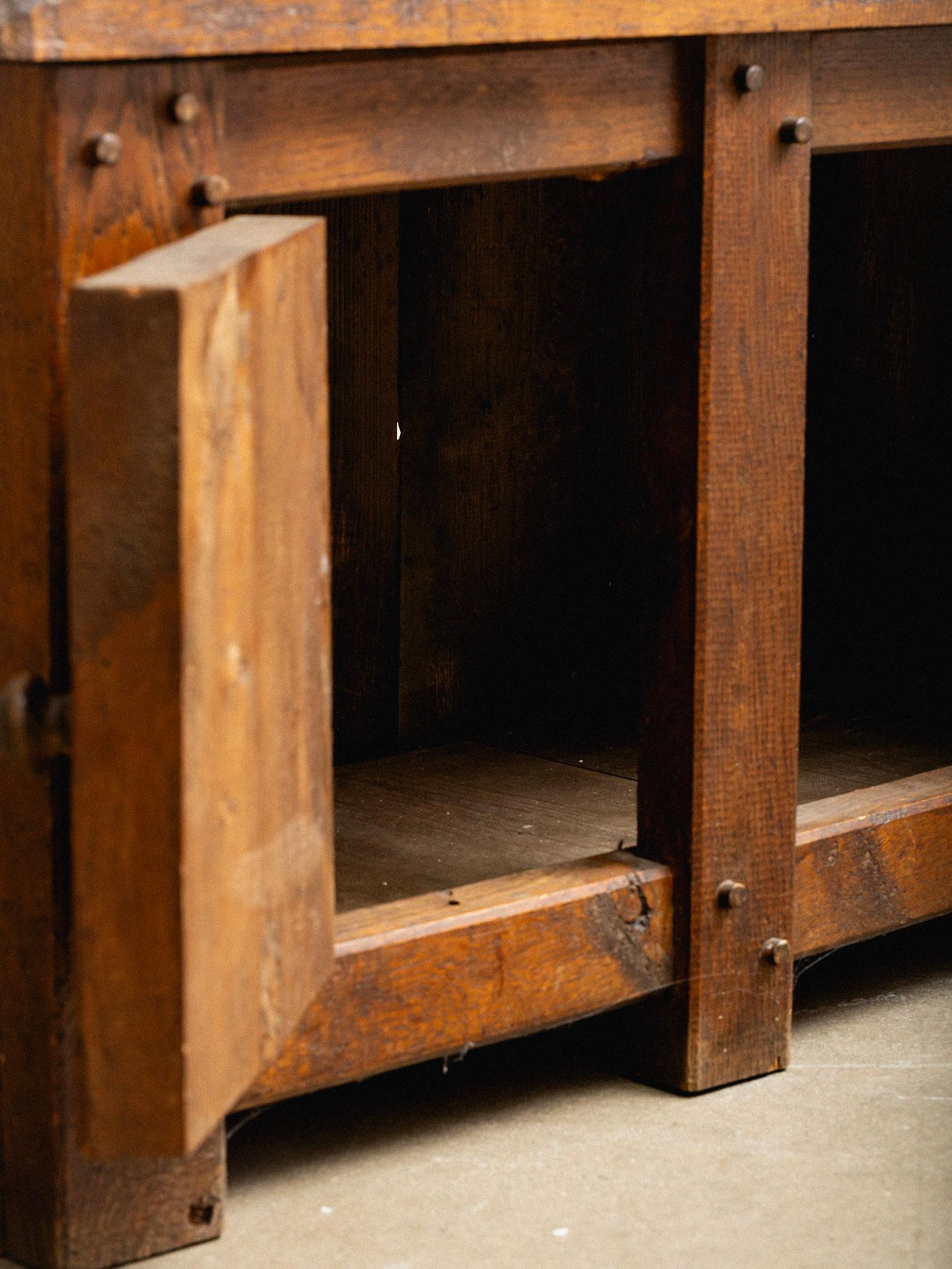 Armadio primitivo francese in legno massiccio di Oak con ripiani in vendita 6