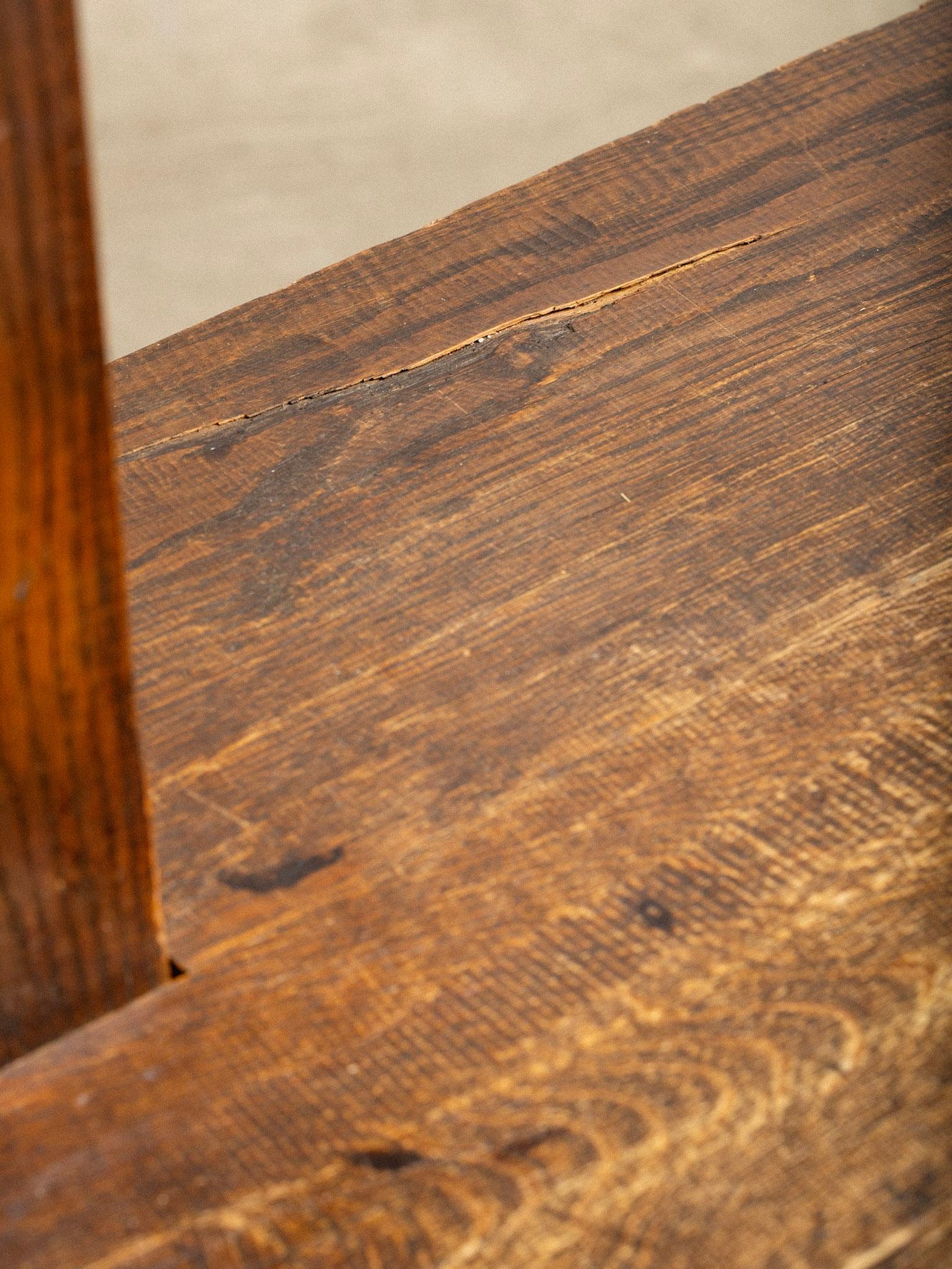 Armadio primitivo francese in legno massiccio di Oak con ripiani in vendita 7