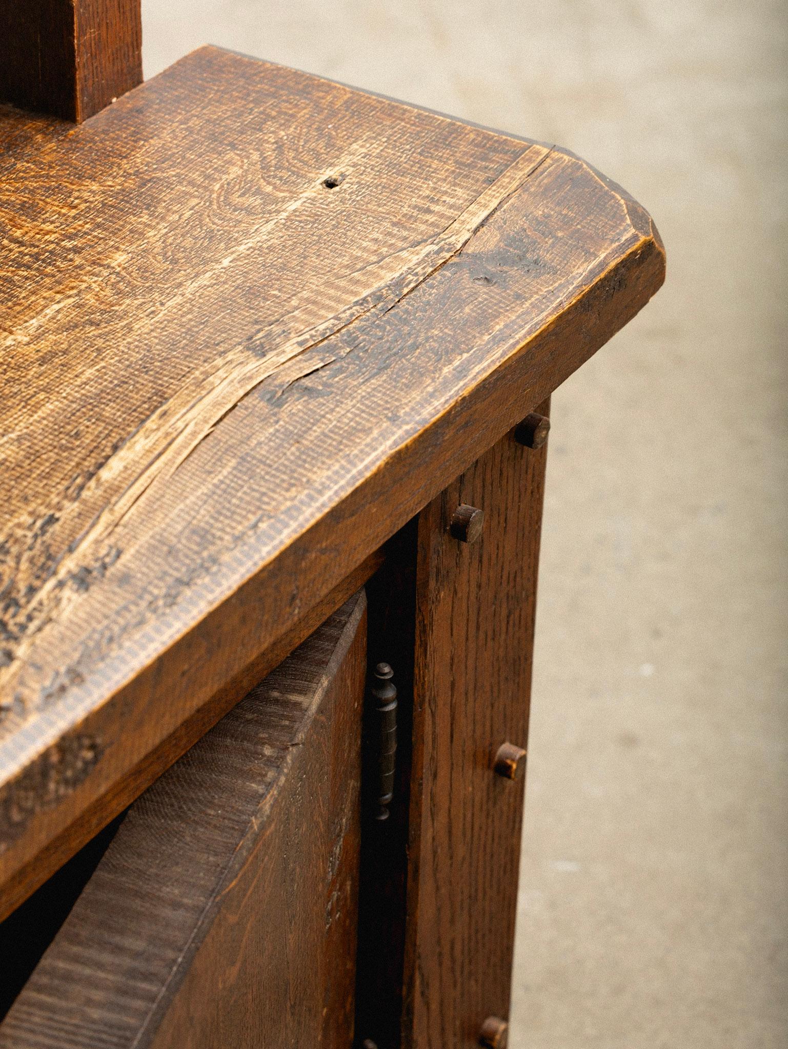 Armadio primitivo francese in legno massiccio di Oak con ripiani in vendita 8