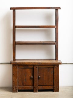 Armoire primitive française en chêne massif avec étagères
