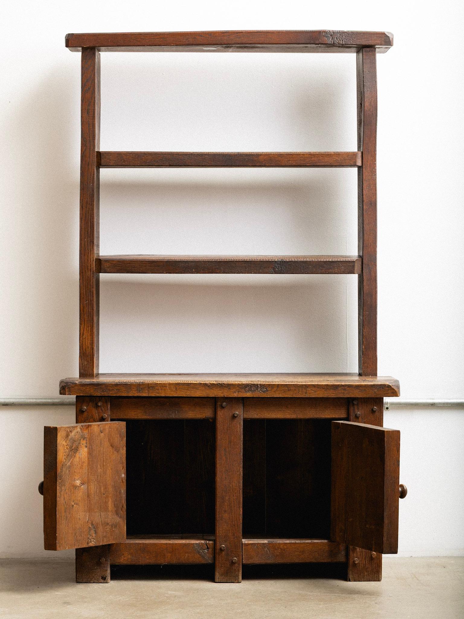 Rustico Armadio primitivo francese in legno massiccio di Oak con ripiani in vendita