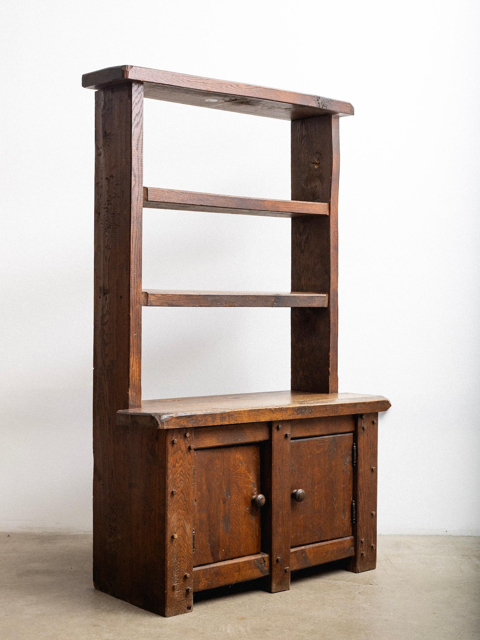 Francese Armadio primitivo francese in legno massiccio di Oak con ripiani in vendita