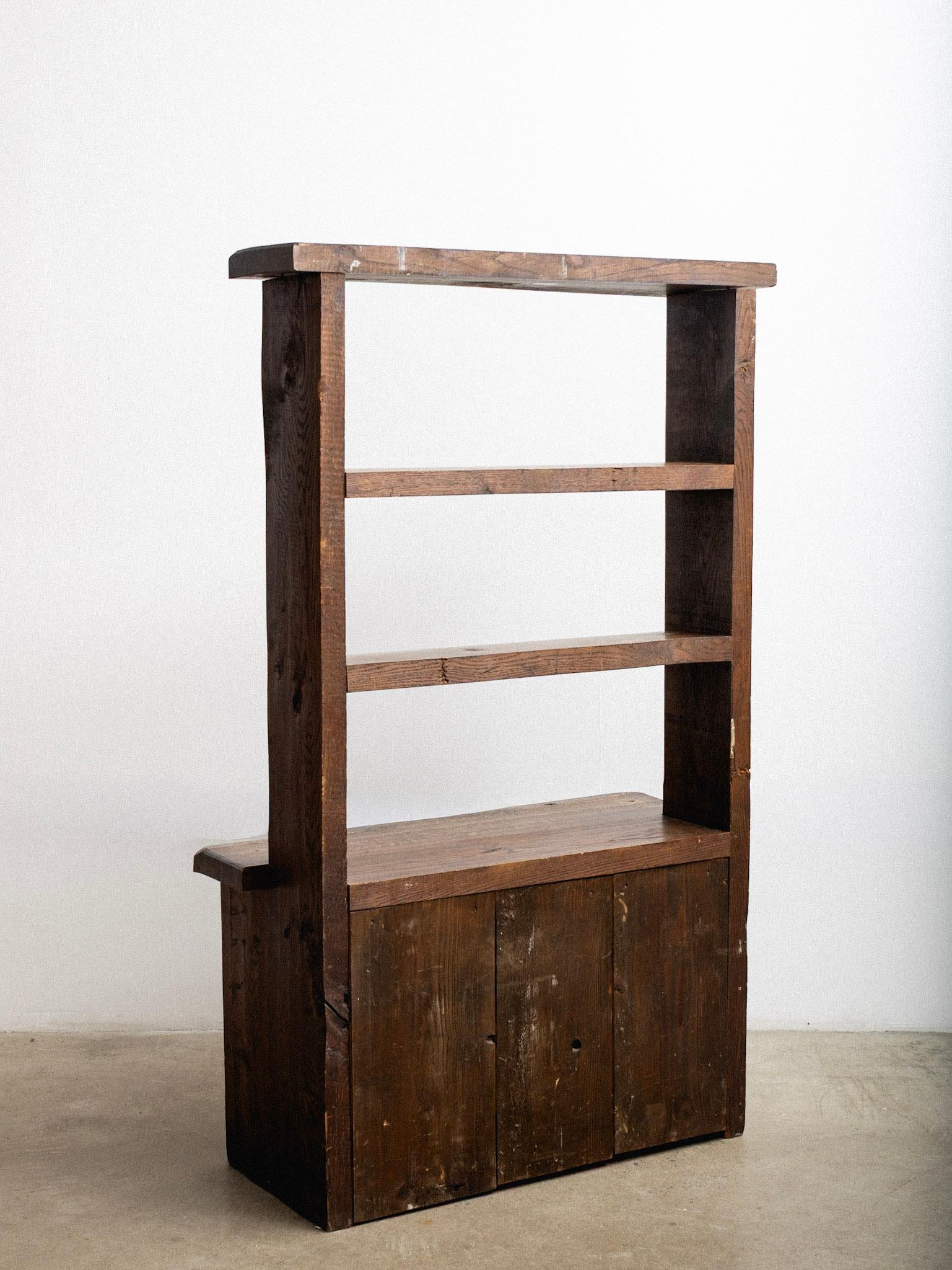 XX secolo Armadio primitivo francese in legno massiccio di Oak con ripiani in vendita