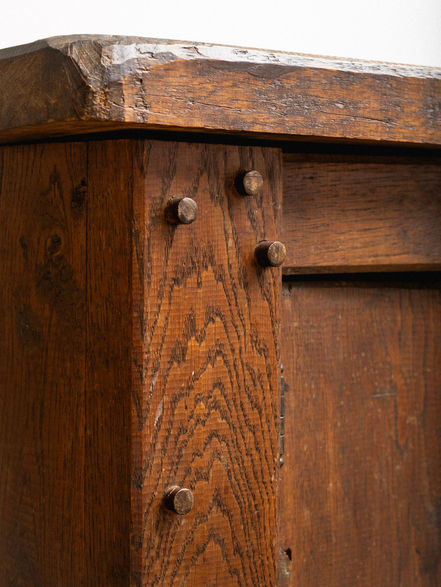 Armadio primitivo francese in legno massiccio di Oak con ripiani in vendita 2