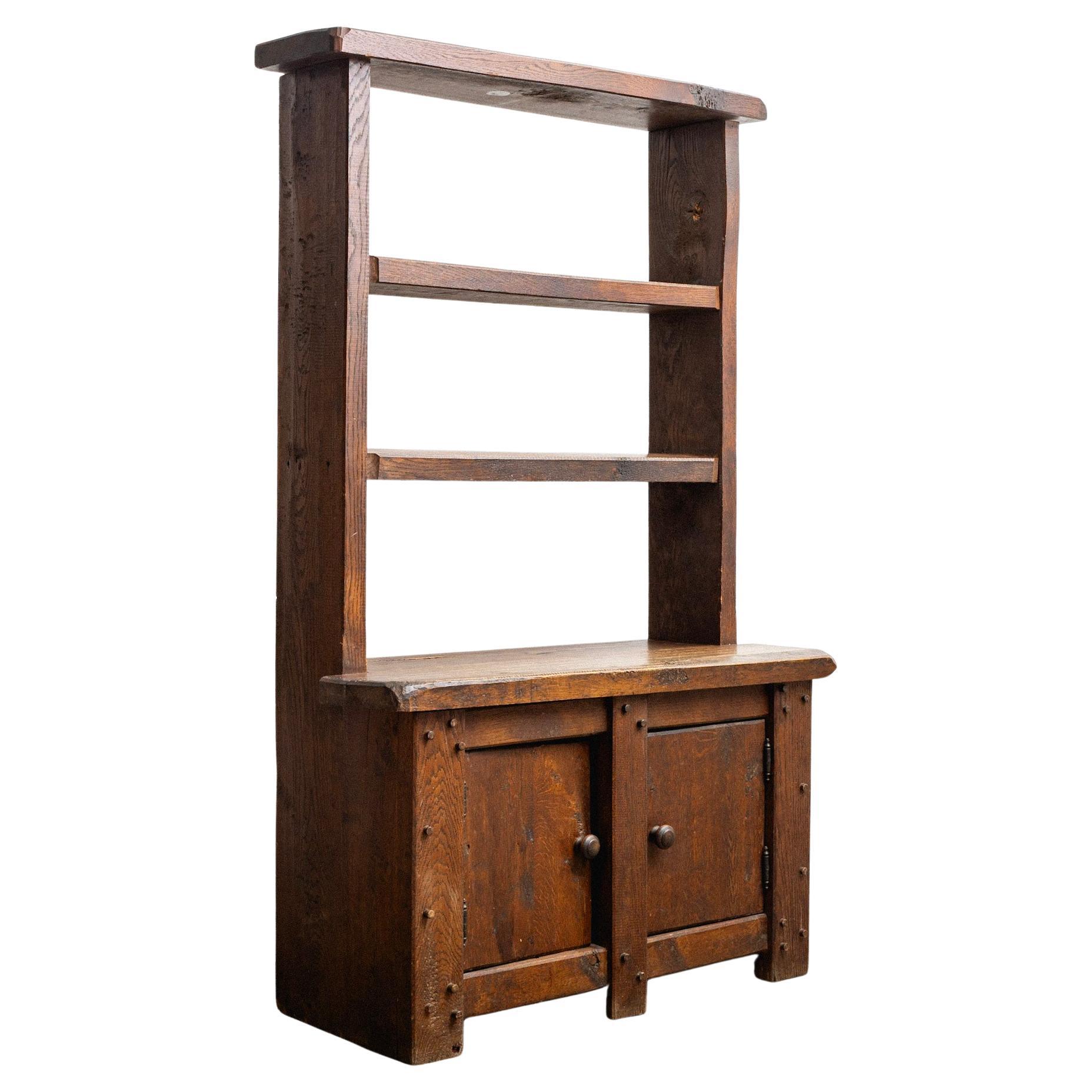 Armadio primitivo francese in legno massiccio di Oak con ripiani