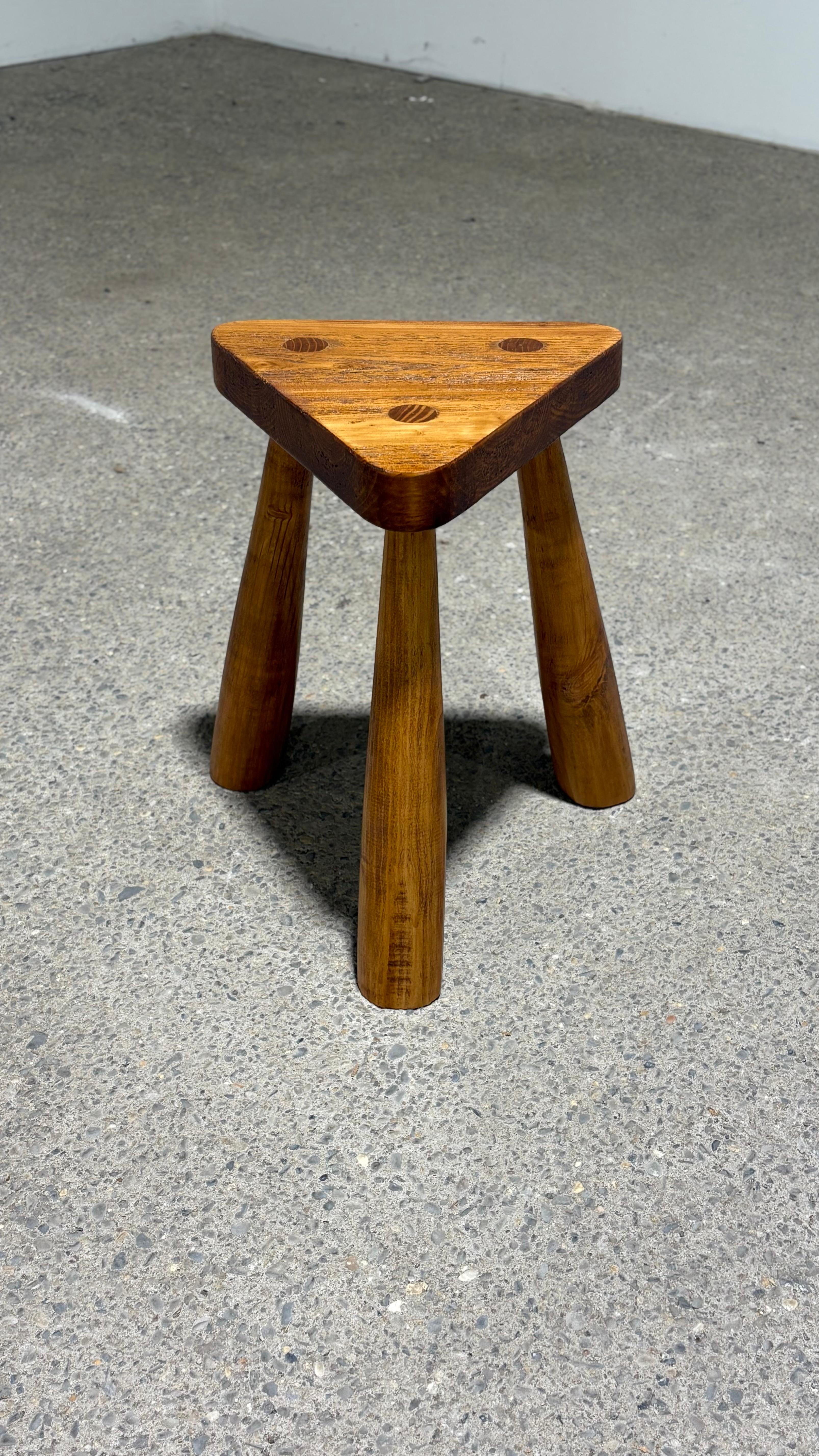 Tabourets primitifs de belle facture, à la manière du design moderne français.

Peut être utilisé comme table basse secondaire ou comme tabouret de pied. 

Expédié de Philadelphie 

Plusieurs disponibles ; vendus individuellement 