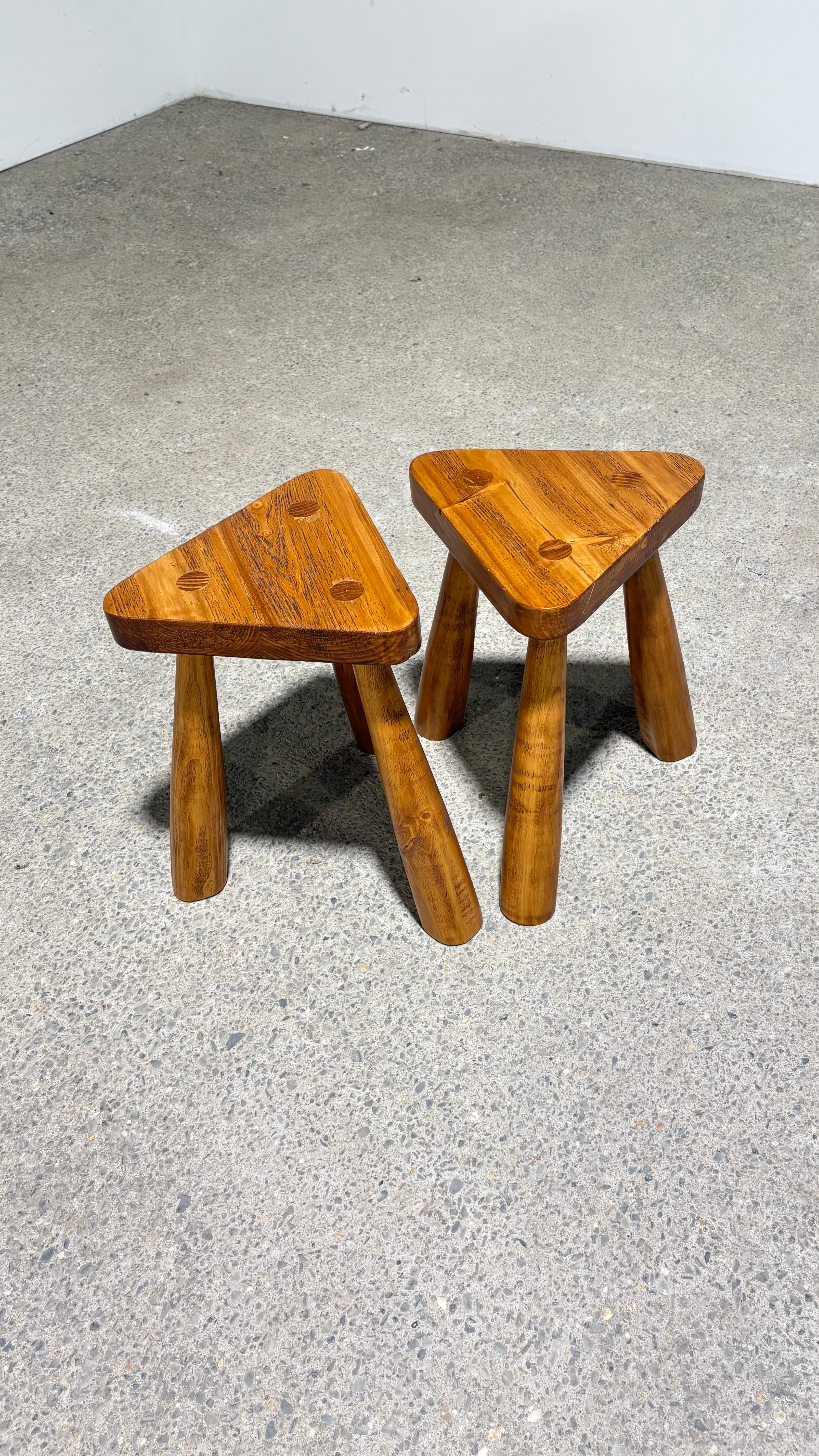 Pin Tabouret de traite de style primitif français en vente