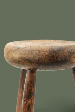 Sgabello da pastore francese in stile primitivo con tre gambe, in legno massello, anni '40