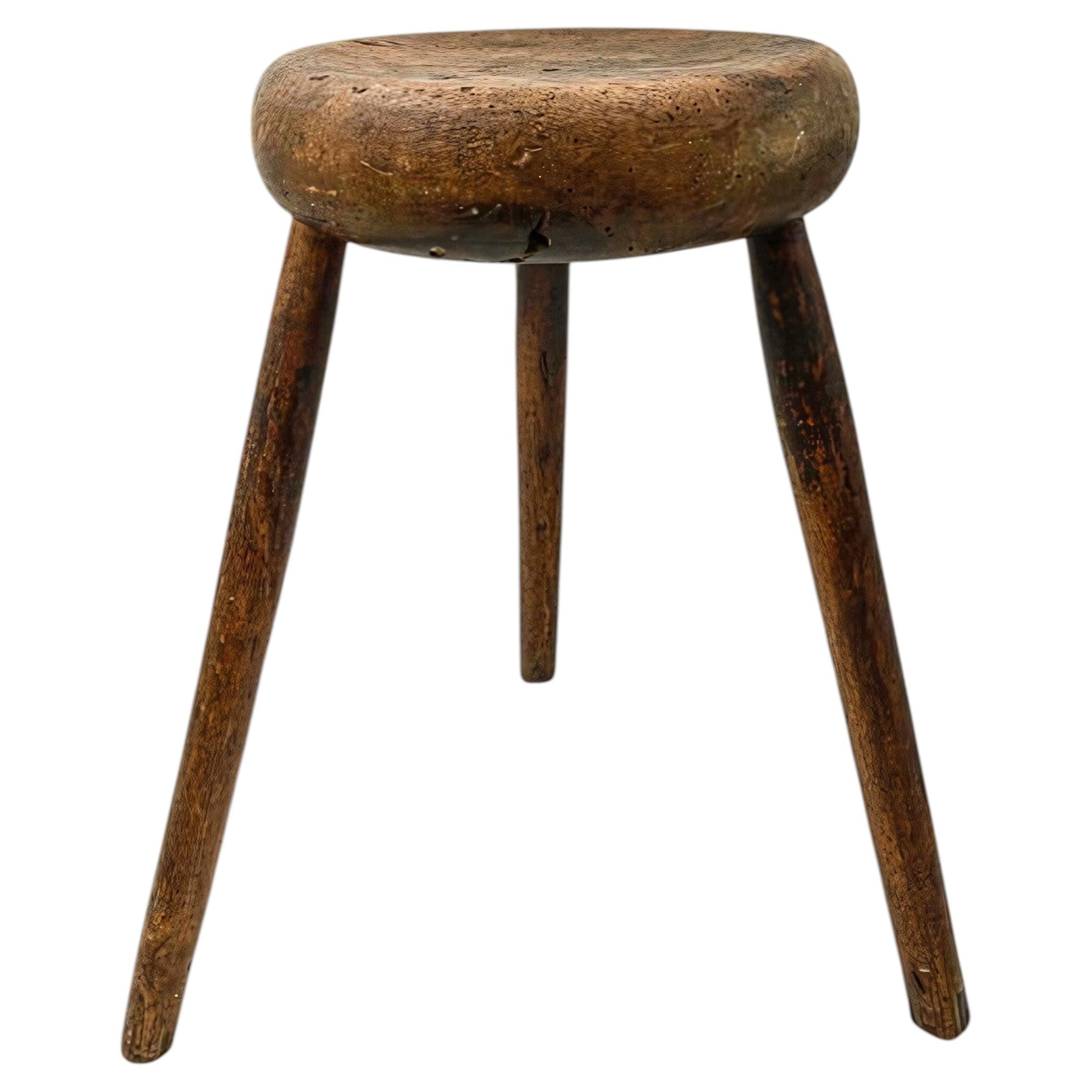 Französischer Hirtenhocker im Primitivstil mit drei Beinen, Massivholz, 1940er Jahre