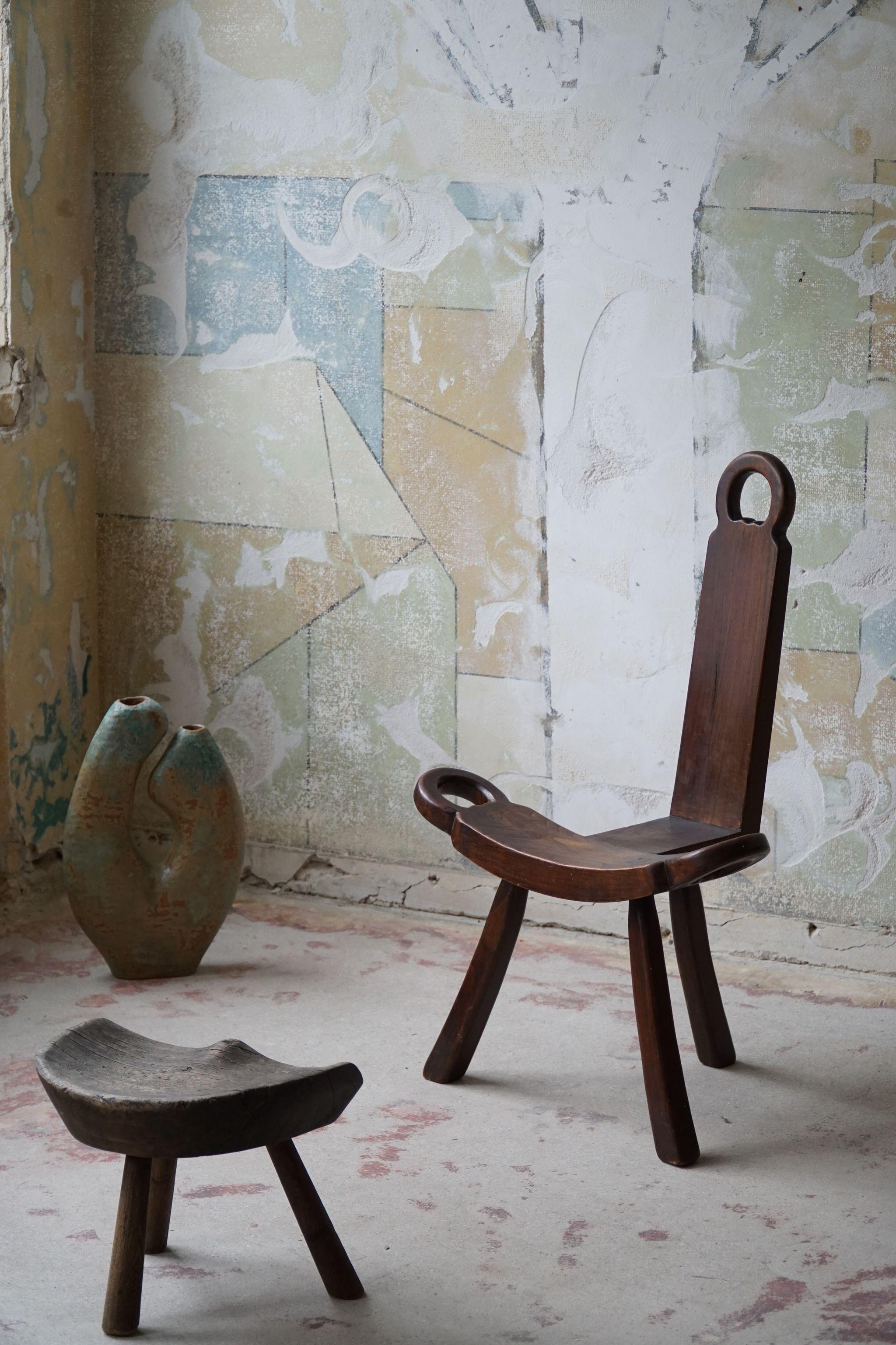 French Wooden Brutalist Tripod Chair, 1960s In Good Condition In Odense, DK