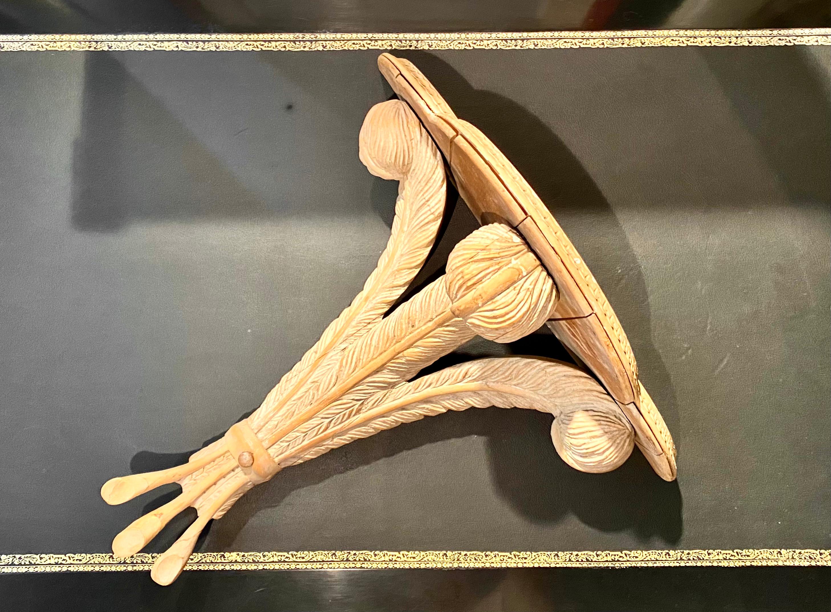 French Prince of Wales Feather Bracket, Style of Maison Jansen In Good Condition For Sale In Montreal, Quebec