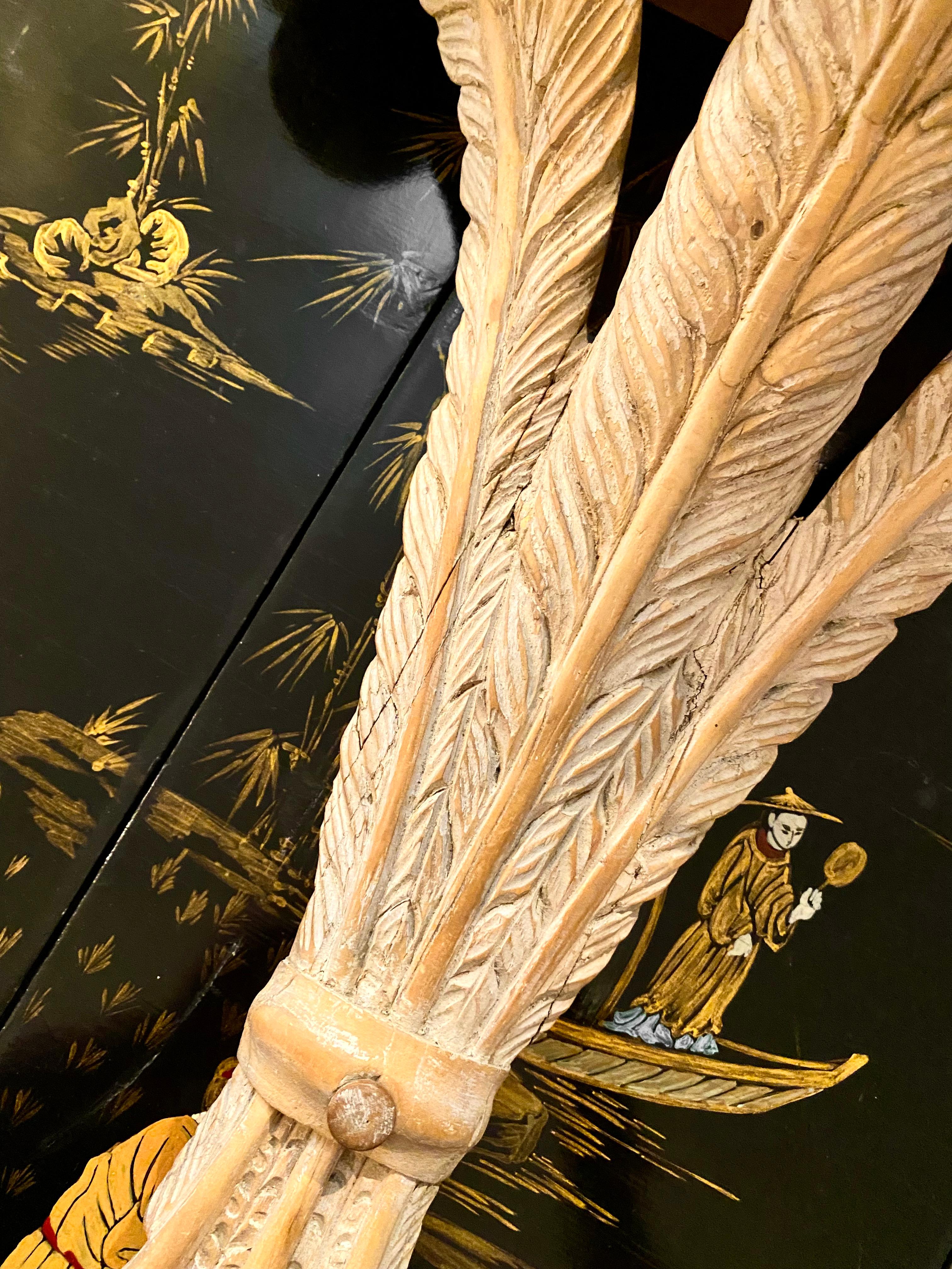 Ménsula francesa de plumas Príncipe de Gales, estilo Maison Jansen Madera en venta