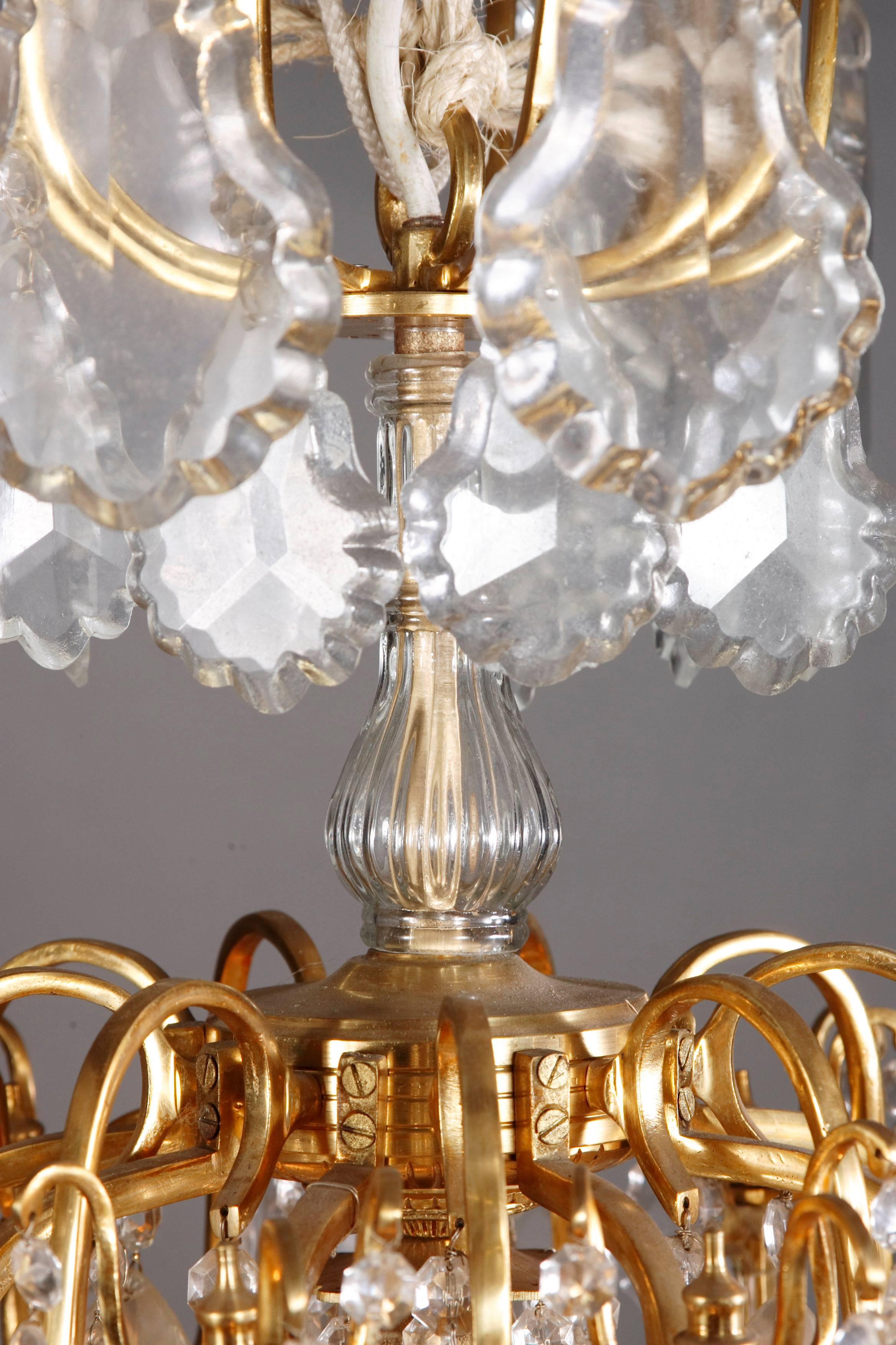 Lampadario a prismi francesi in  antico stile Luigi XV in ottone dorato in vendita 3
