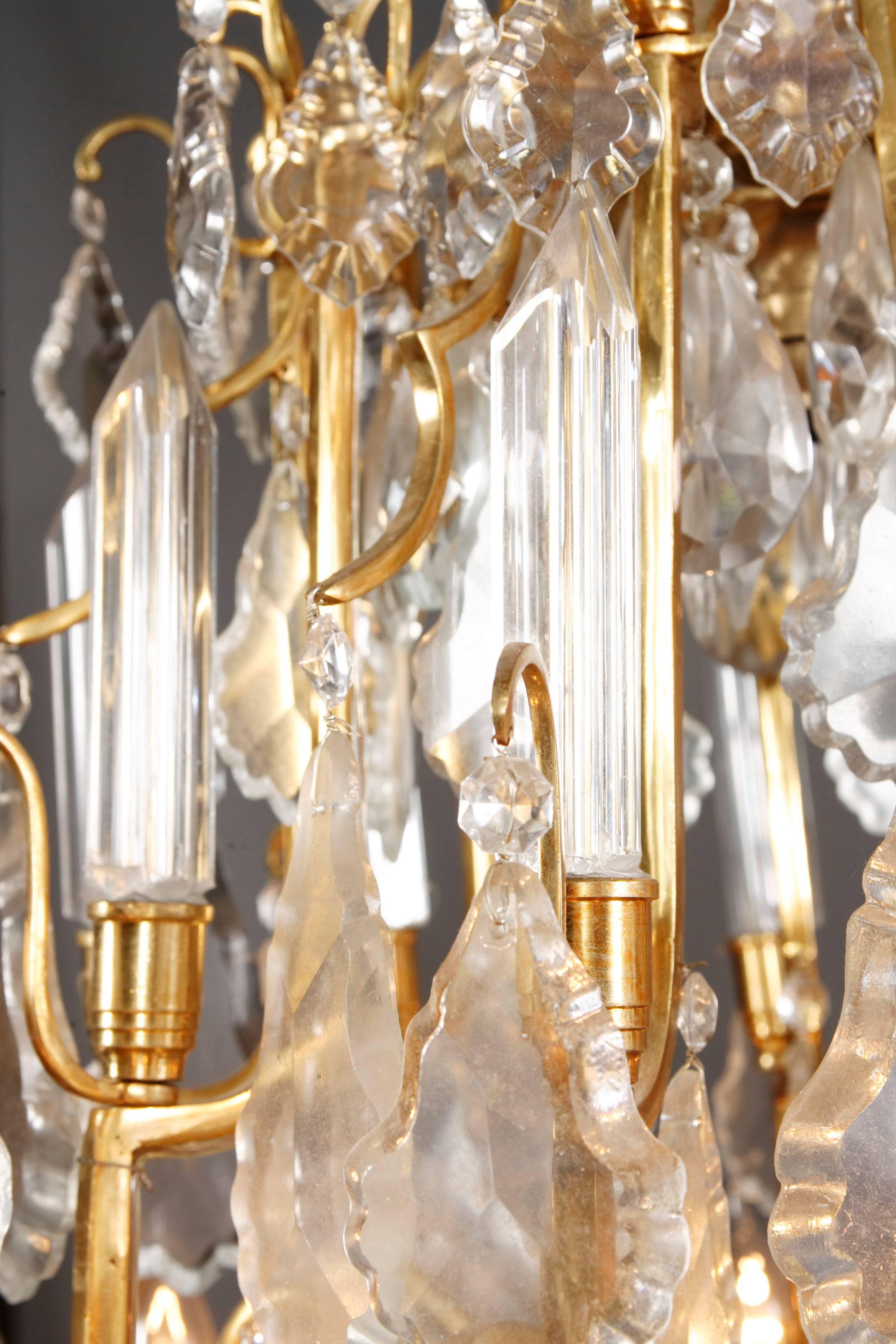 Dorato Lampadario a prismi francesi in  antico stile Luigi XV in ottone dorato in vendita