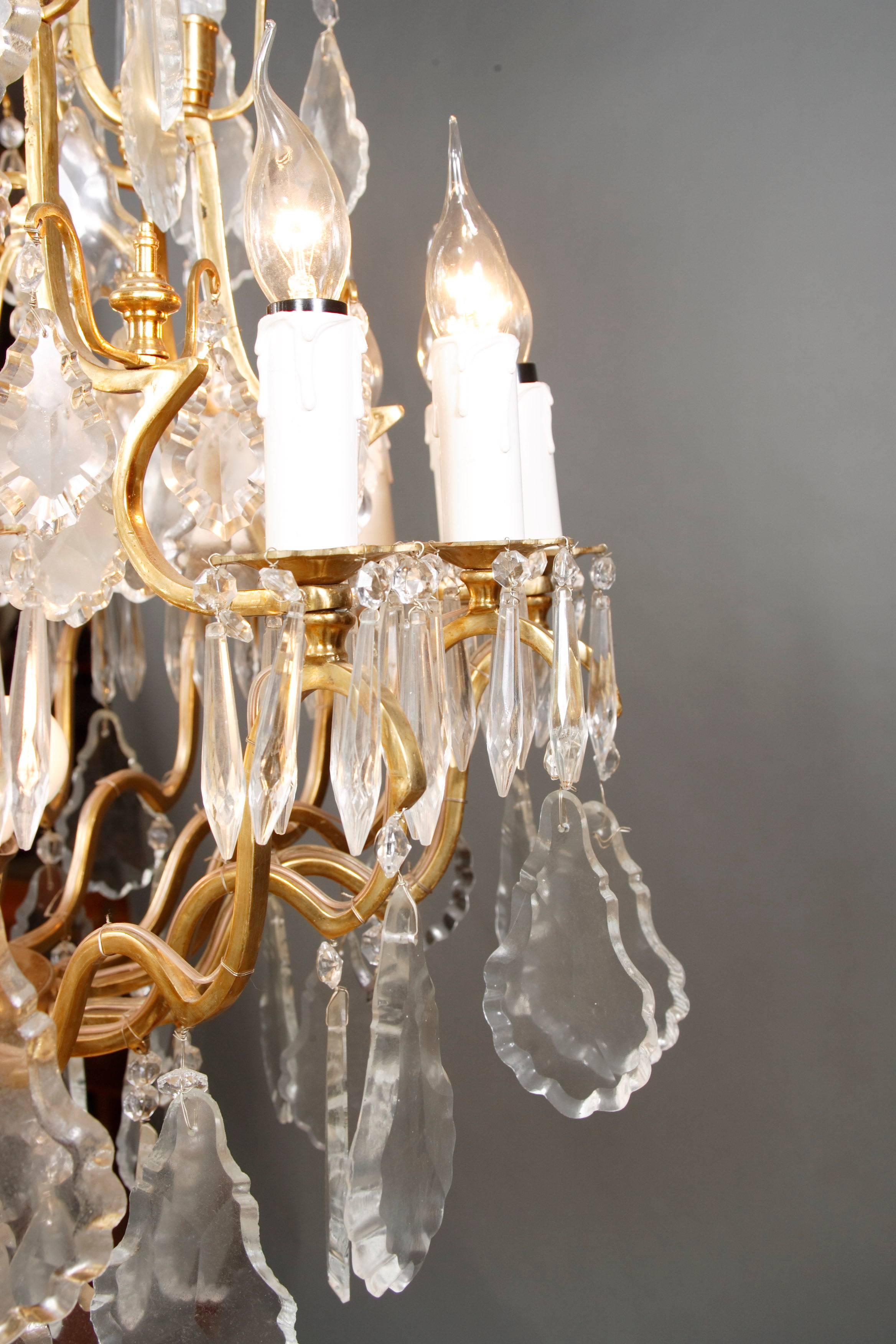 Lampadario a prismi francesi in  antico stile Luigi XV in ottone dorato in vendita 1