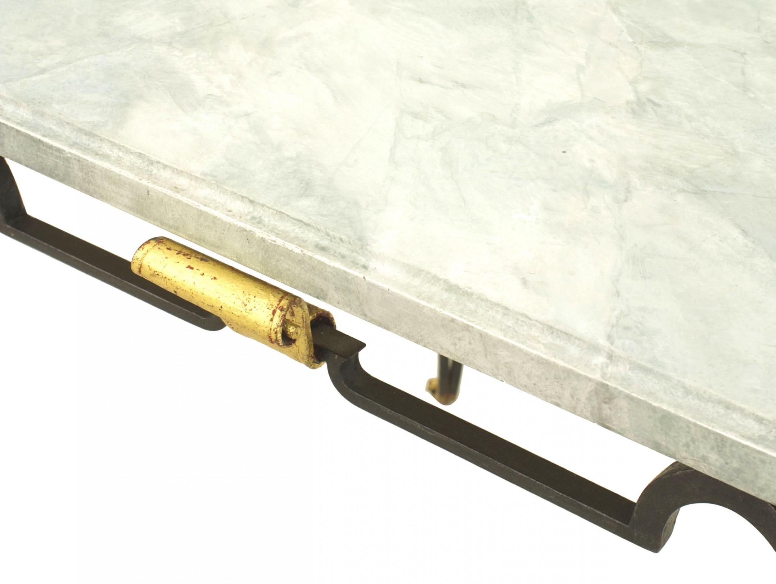 Mesa de juego francesa cuadrada de hierro de la década de 1940, con patas de diseño de volutas abiertas y adornos de metal dorado que sostienen una tapa de travertino pintado de verde falso (atribuida a RENE PROU).