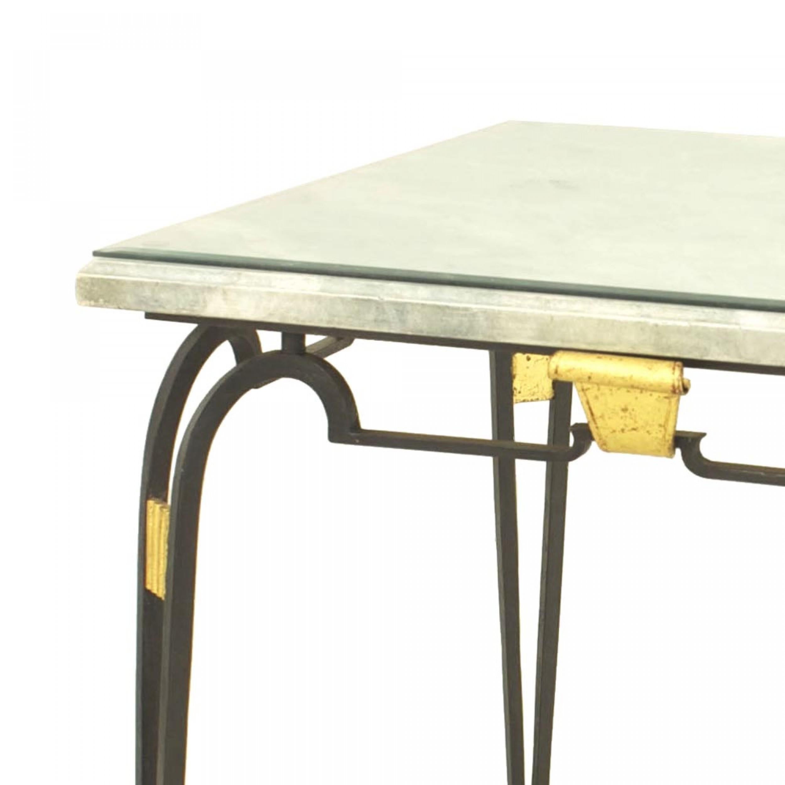 Mesa de juego francesa con tablero de travertino y hierro Prou Francés en venta