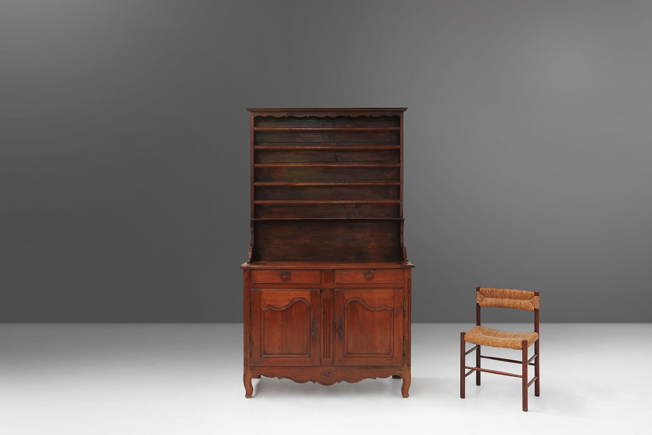 Questa credenza provenzale francese è stata realizzata nel XIX secolo e presenta una bella patina sul legno, a testimonianza della sua lunga storia. Le autentiche maniglie forgiate conferiscono alla credenza un aspetto rustico, perfetto per uno