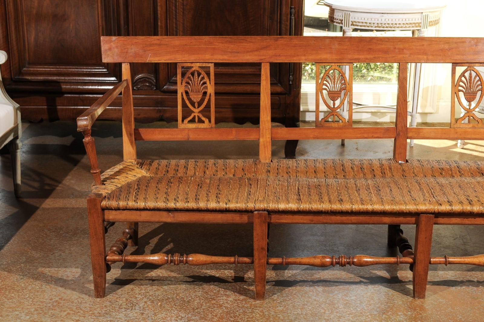 French Provençal Directoire Style 1810s Wooden Bench with Stylized Palmettes In Good Condition In Atlanta, GA