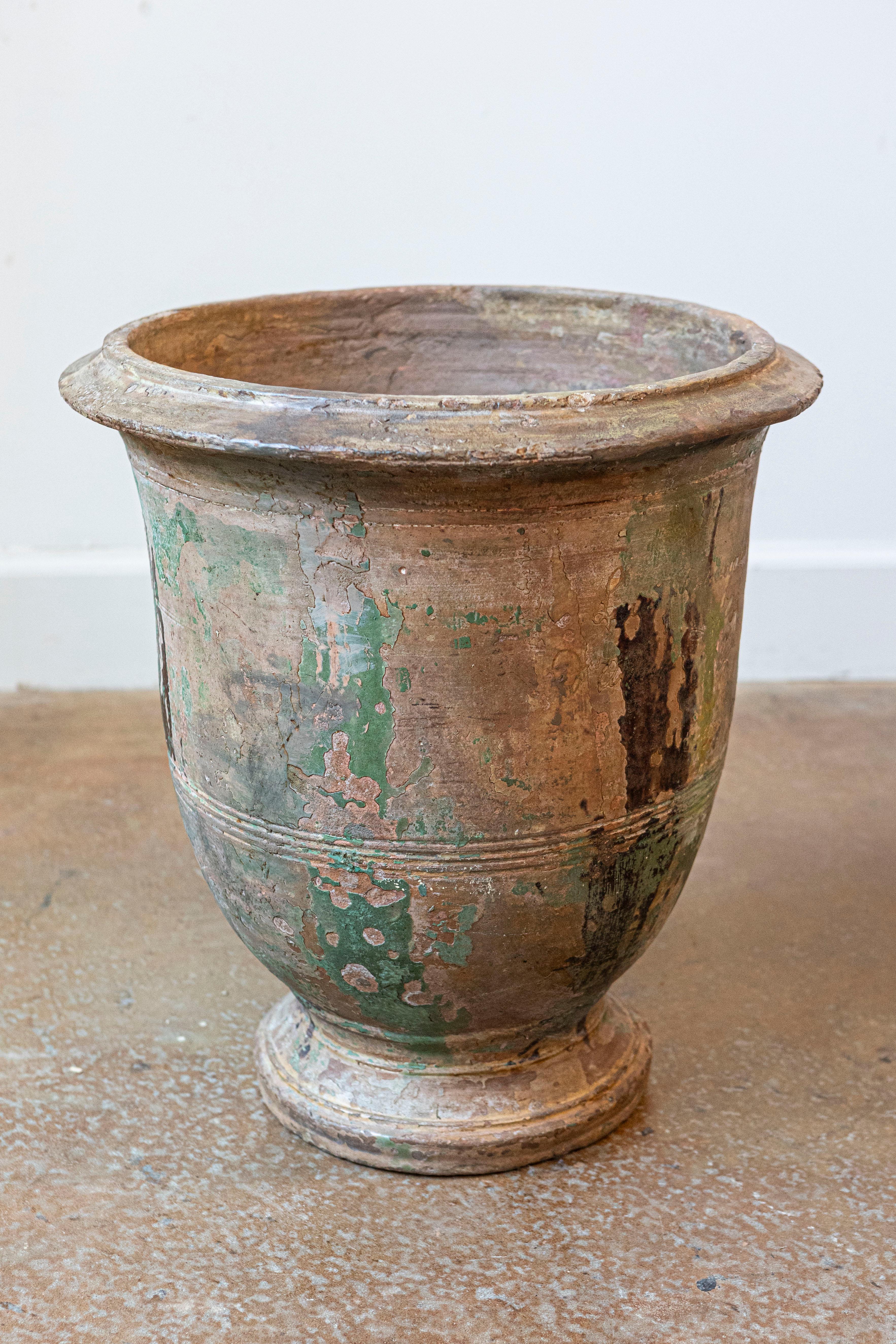 Französische Provinzialvase aus Anduze aus dem frühen 19. Jahrhundert mit Spuren von grüner und brauner Glasur und schönem rustikalem Charakter. Die geschichtsträchtige, rustikale Vase Anduze aus dem frühen 19. Jahrhundert im französischen Stil