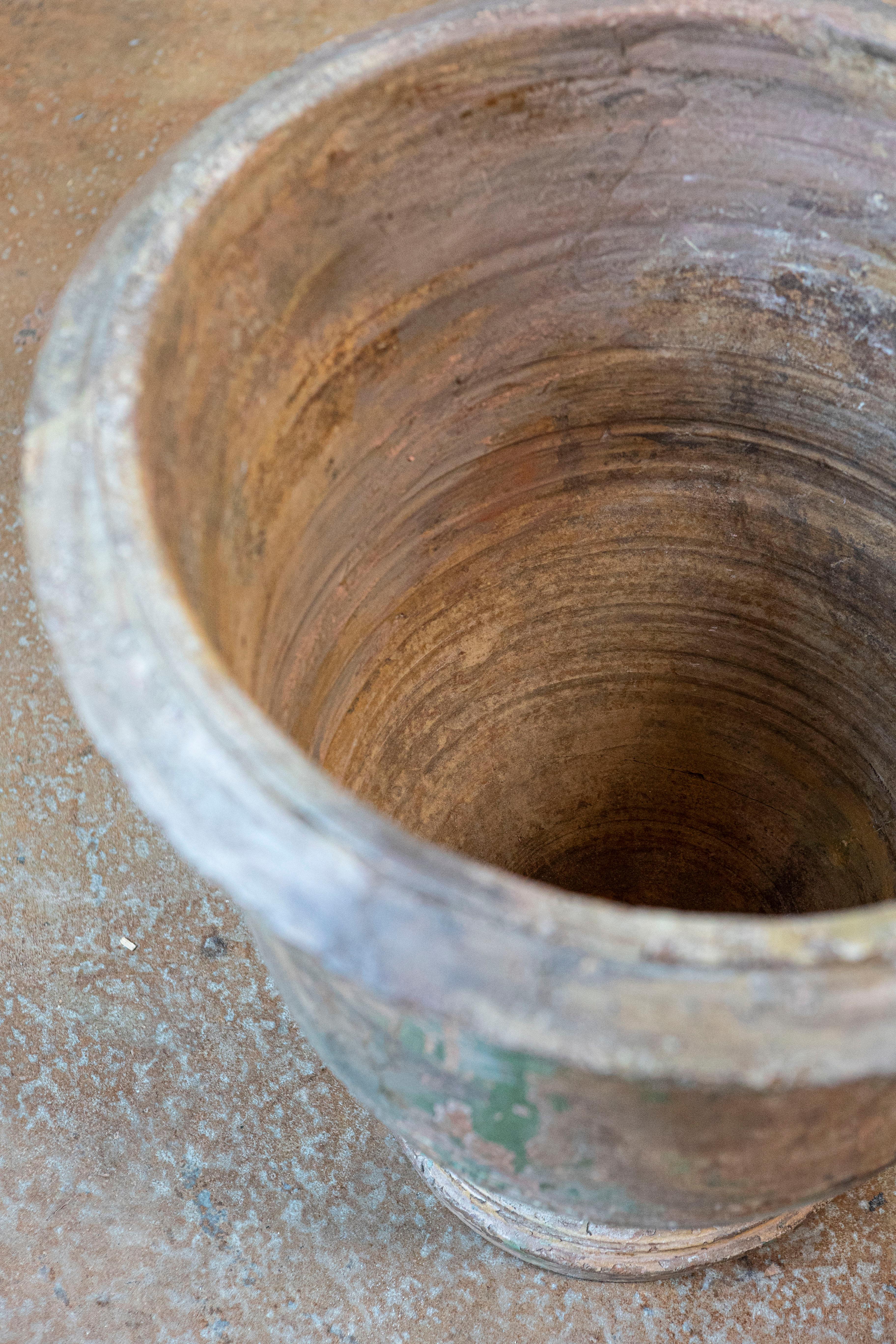 Französische provenzalische Anduze-Vase aus dem frühen 19. Jahrhundert mit Andeutungen von Grün und Braun (Französische Provence) im Angebot
