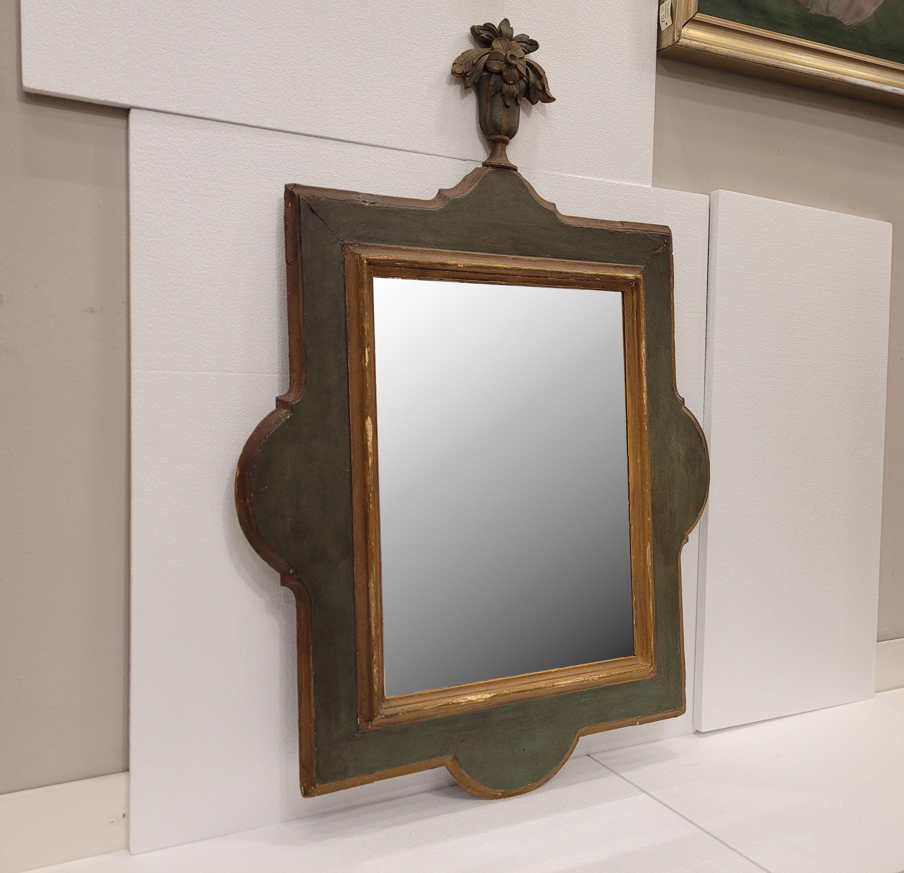 Miroir provençal français en bois vert et doré en vente 5