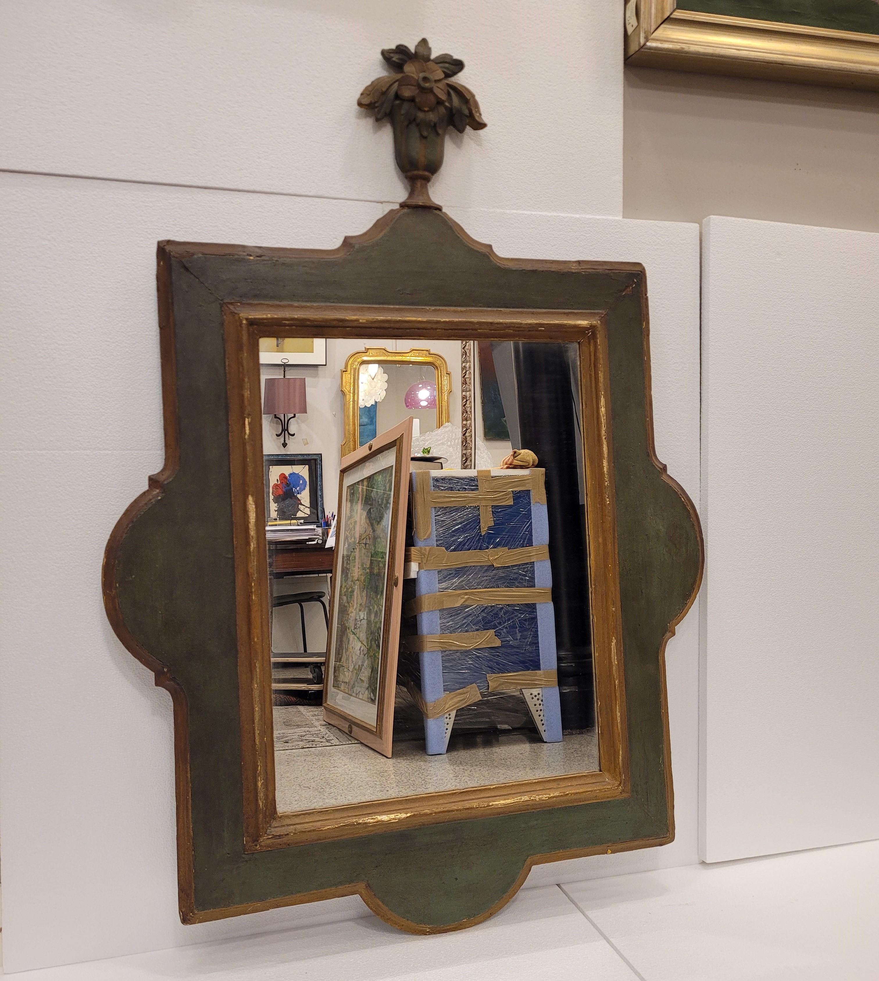 Miroir provençal français en bois vert et doré en vente 6