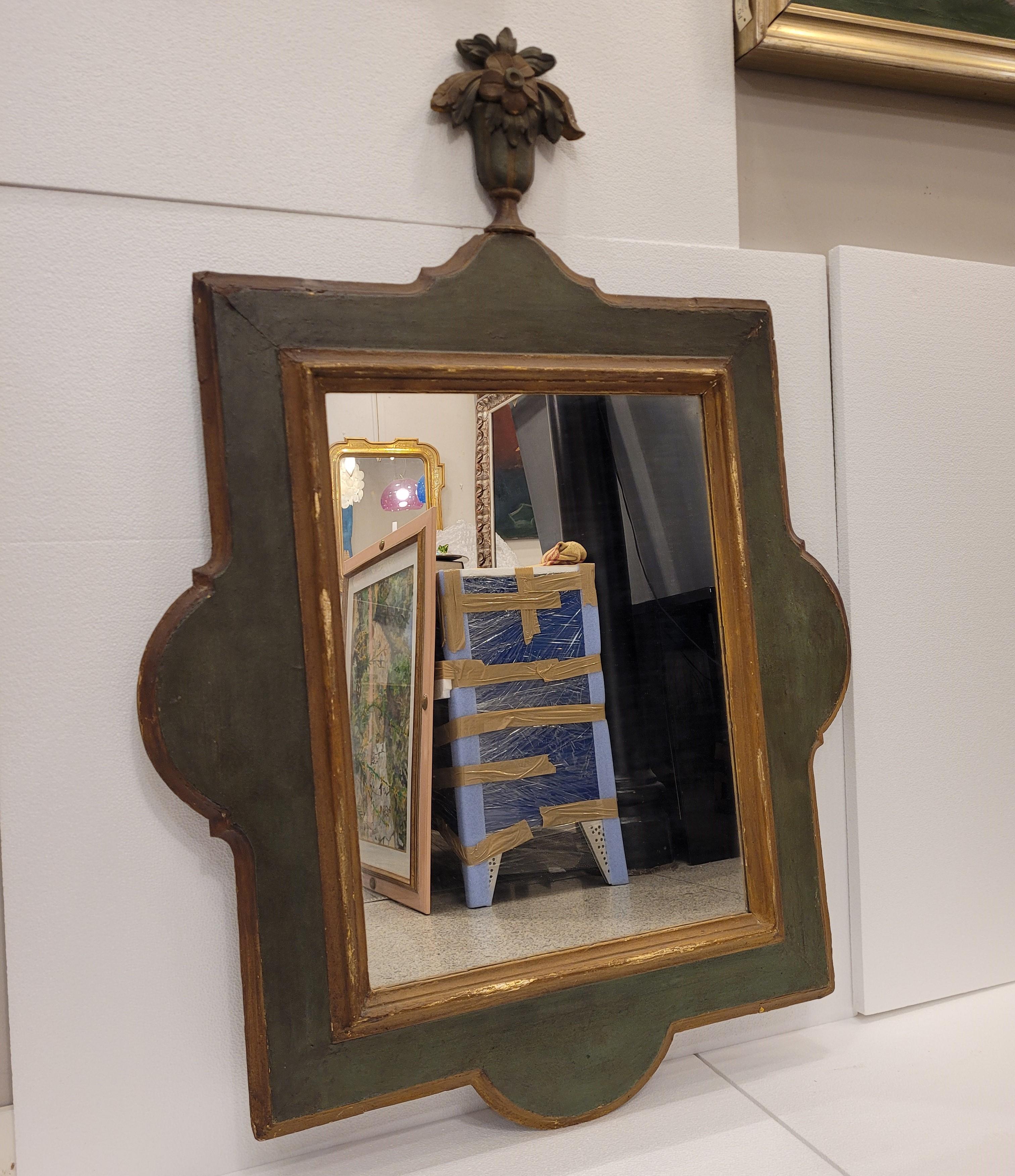Miroir provençal français en bois vert et doré en vente 7