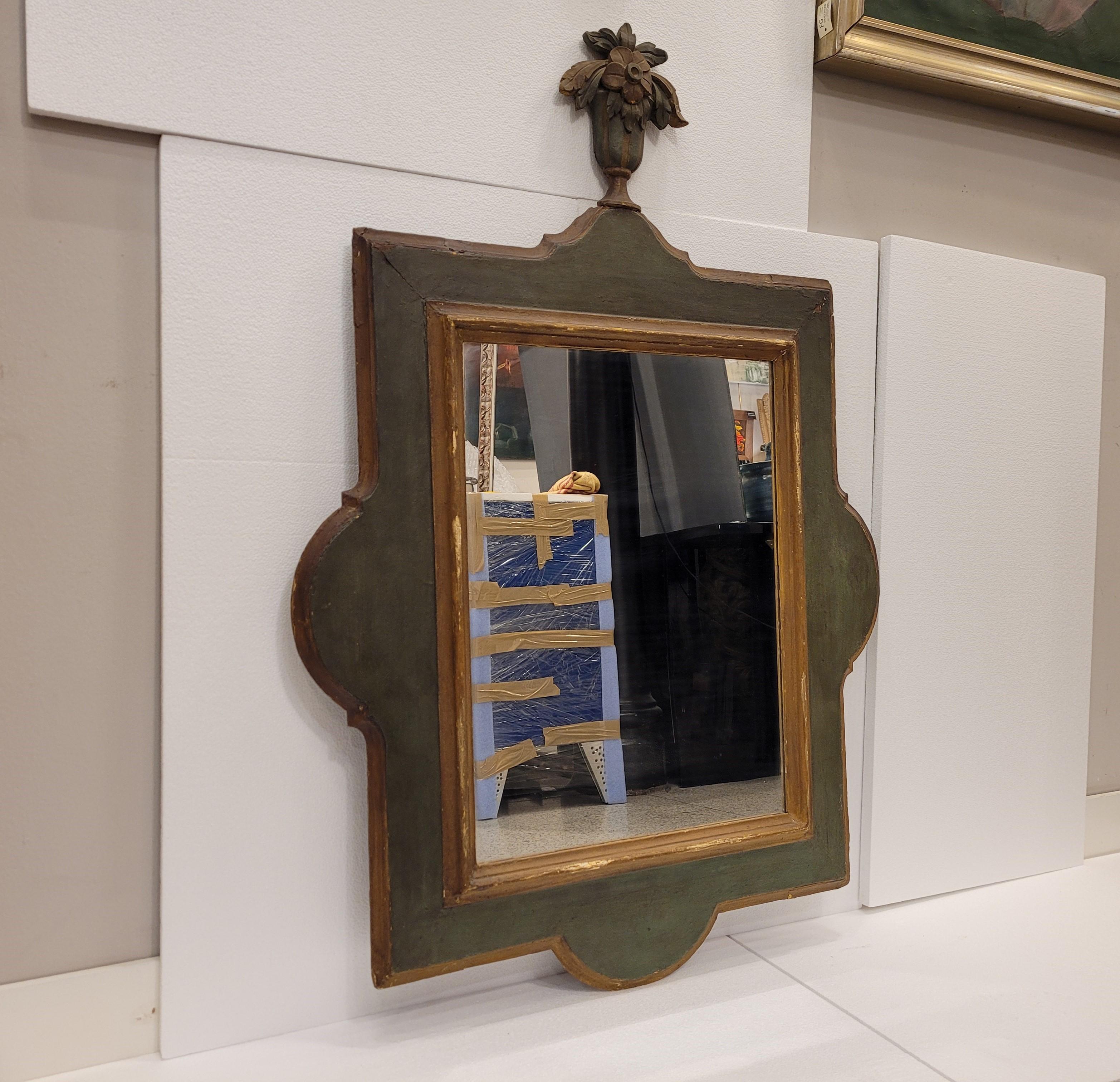 Miroir provençal français en bois vert et doré en vente 8